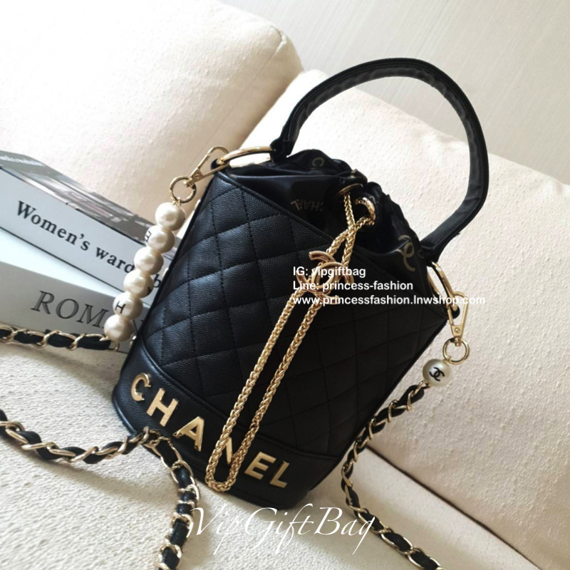 กรี้ดสลบสำหรับรุ่นนี้ งานหรูในราคาสบายกระเป๋ากับ CHANEL VIP GIFT(GWP) ของแท้ 100% จากเคาเตอร์แบรนด์ CHANEL ทรงจีบแบบกลมที่กำลังมาแรง ขนาดกำลังดี วัสดุหนัง CAVIER หูรูดโซ่อะไหล่ทอง ด้านในบุผ้าไนลอนปั้มแบรนด์ ใส่โทรศัพท์ได้ทุกรุ่น พร้อมของจุกจิก มีช่องซิปอี