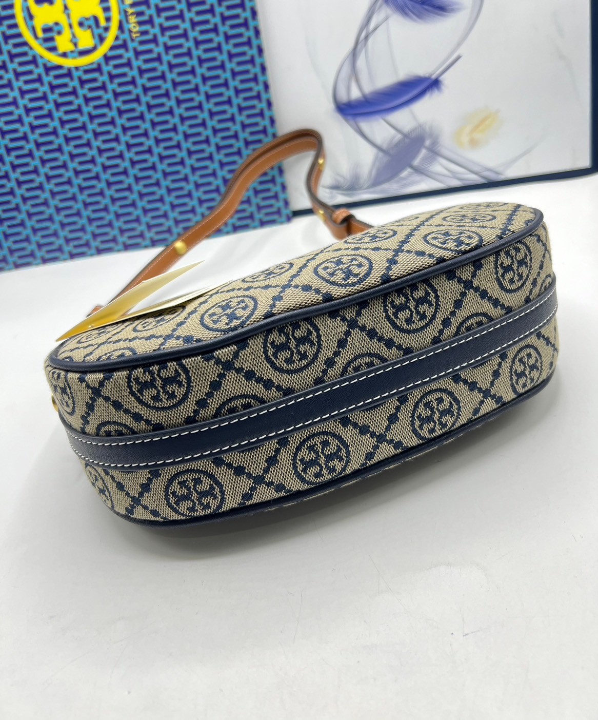 Tory Burch T Monogram Raffia Crescent Bag กระเป๋าสะพายโฮโบ ดีไซน์ทันสมัย เกรดออริ สลับแท้ 1:1 ใช้งานต่างประเทศได้