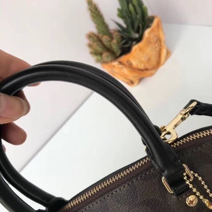 Coach Mini Sierra Signature กระเป๋าถือทรงโดม ภายในกว้างสามารถใส่กระเป๋าเงินเล็ก และมือถือได้ และยังมีช่องซิปเล็ก 1 ช่อง ด้านหลังมีกระเป๋าเล็กเก็บบัตร 1 ช่อง ใครยังไม่มีพลาดไม่ได้แล้วนะคะ