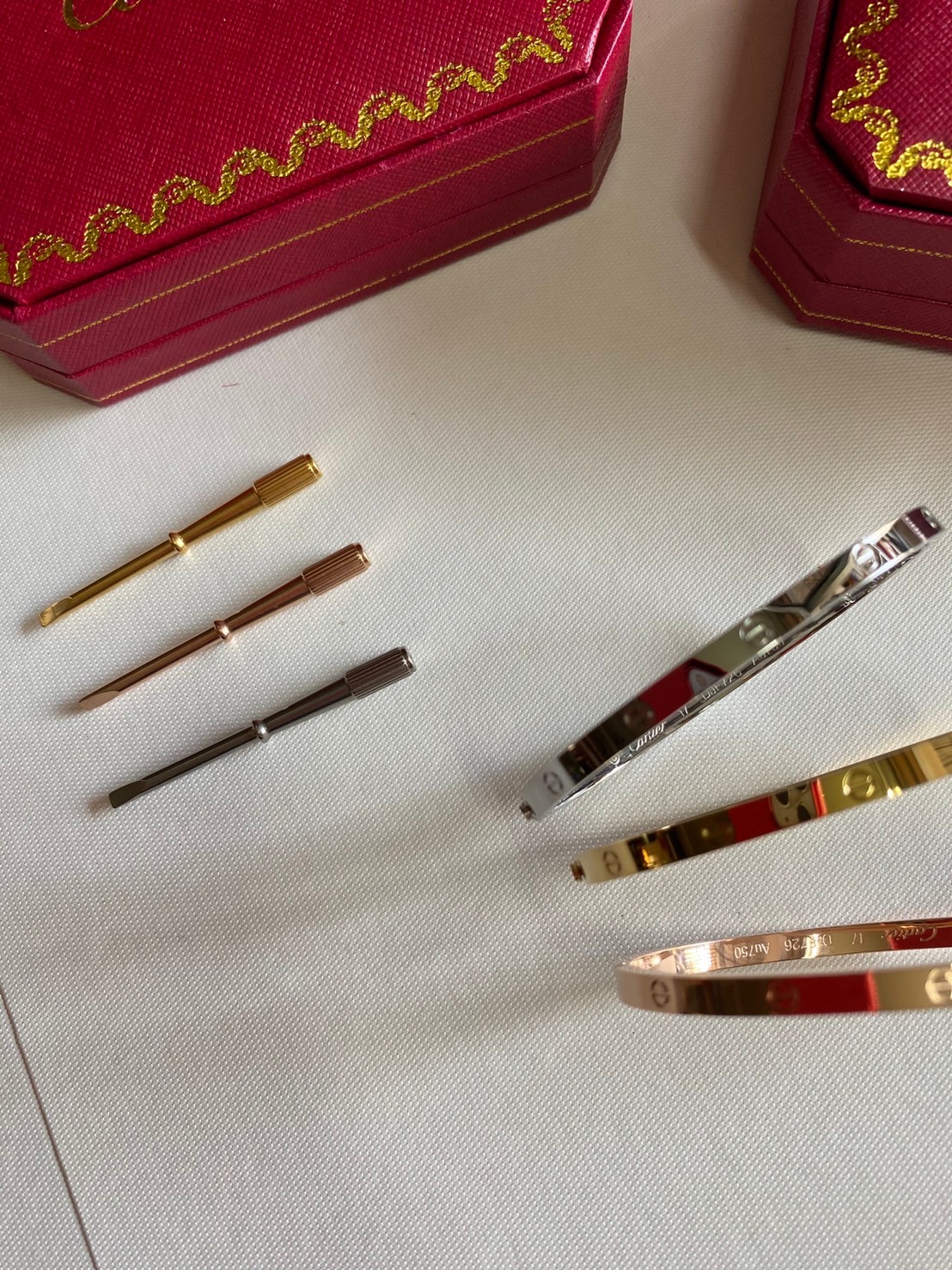 Cartier Love Bracelet กำไลคาเทียร์ รุ่นไม่มีเพชร ภาพถ่ายจากงานจริง พร้อมกล่อง วัสดุโลหะเคลือบขึ้นเงาตามรูป ใช้งานต่างประเทศได้