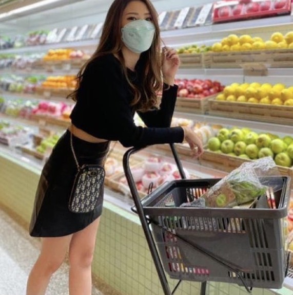 DIOR Phone Bag / DIOR 30 Montaigne Phone Holder Blue Dior Oblique Jacquard เกรดใช้งานสลับของแท้ เกรดออริจินอล กระเป๋าใส่โทรศัพท์ติดโลโก้ CD สีทองด้านหน้ากระเป๋า มีสายโซ่สีทองแบบยาวที่สามารถสะพาย crossbody ได้ และสายหนังเอามาหิ้วเก๋ๆ ก็ได้นะคะ สายทั้ง 2 สา