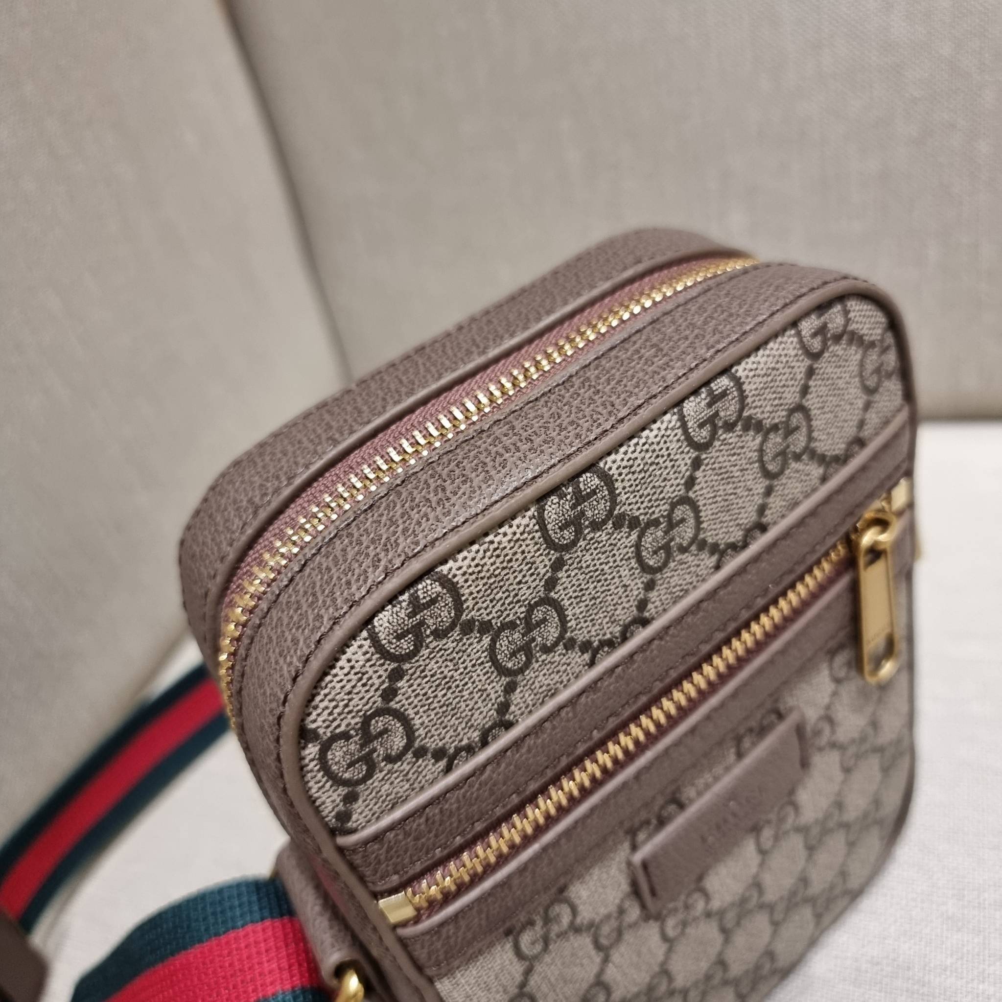 VIP 】GC VIP MINI MESSENGER CROSSBODY BAG กระเป๋าสะพายข้างพรีเมี่ยมกิ๊ฟลุคสปอร์ต เรียบแต่แอบหรู ไซส์มินิ น่าใช้!! วัสดุหนังแคนวาส ไม่ต้องห่วงเรื่องความทนทาน ✔️ ตกแต่งสายคาดหรู เท่ ดีไซน์สีตามสัญลักษณ์แบรนด์ เข้ากันมากๆ!! เปิด-ปิดด้วยซิป ด้านหน้ามีช่