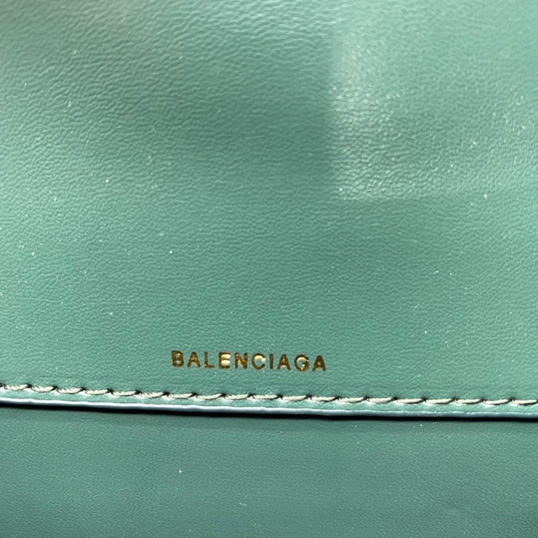 หนังแท้ BALENCIAGA HOURGLASS TOP HANDLE XS Shiny crocodile embossed calfskin การสร้างสรรค์ที่มีเอกลักษณ์เฉพาะตัว หรูหรา โทนสีโดดเด่น วัสดุหนังแท้ลายจระเข้ ภายในโล่งกว้างหนังแนปป้าอย่างดี เกรดออริจินอล ตอบโจทย์ได้ทุกลุค ทุกไลฟ์สไตล์ ภาพสินค้าถ่ายจากงานขายจ