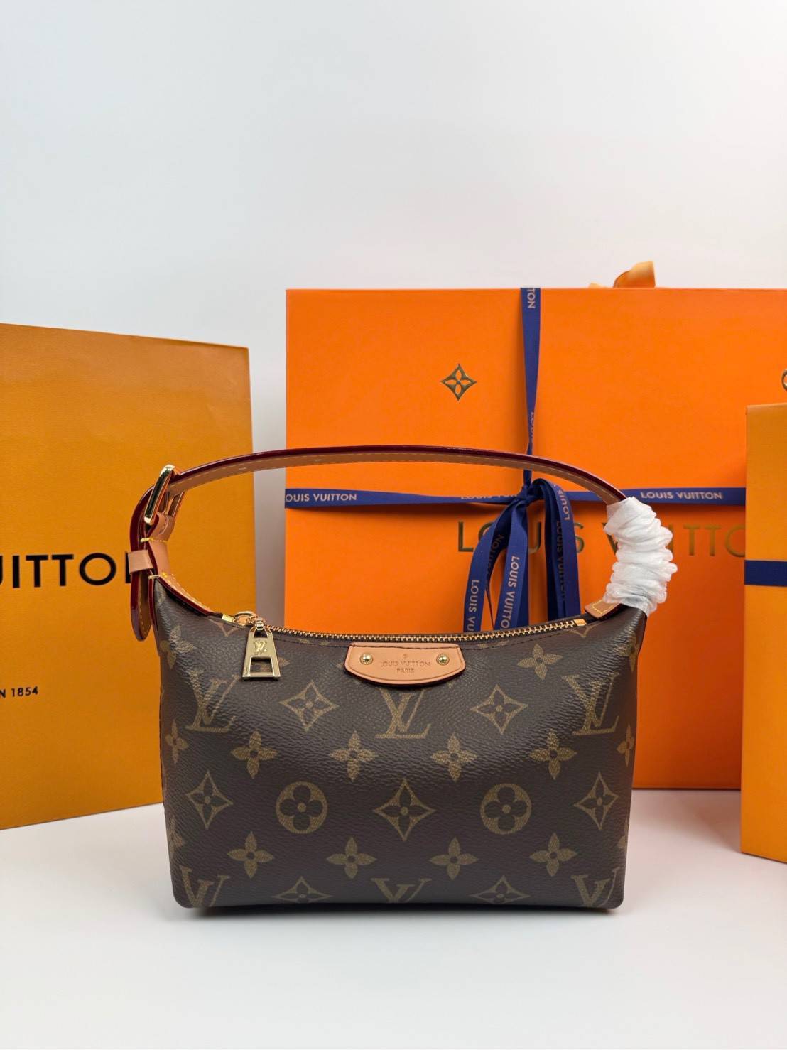 ORI หนังแท้ | LV hills pochette monogram bag กระเป๋าทรงพอช รูปทรงใหม่ใช้งานง่าย กะทัดรัด ไอเท็มจากคอลเลคชั่นประจำฤดูกาล Fall-Winter ยกระดับความงามด้วยขอบหนังและฮาร์ดแวร์สีทอง