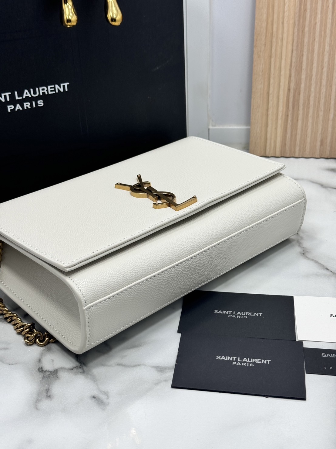 ORI หนังแท้ | YSL KATE MEDIUM BAG / YSL Woc Bag กระเป๋าสะพายทรง woc เรียบหรูดูแพงที่แท้จริง งานหนังเต็มใบโดดเด่นด้วยโลโก้แบรนด์สุดหรู รุ่นฮิตลอดกาลดูดีมีระดับ