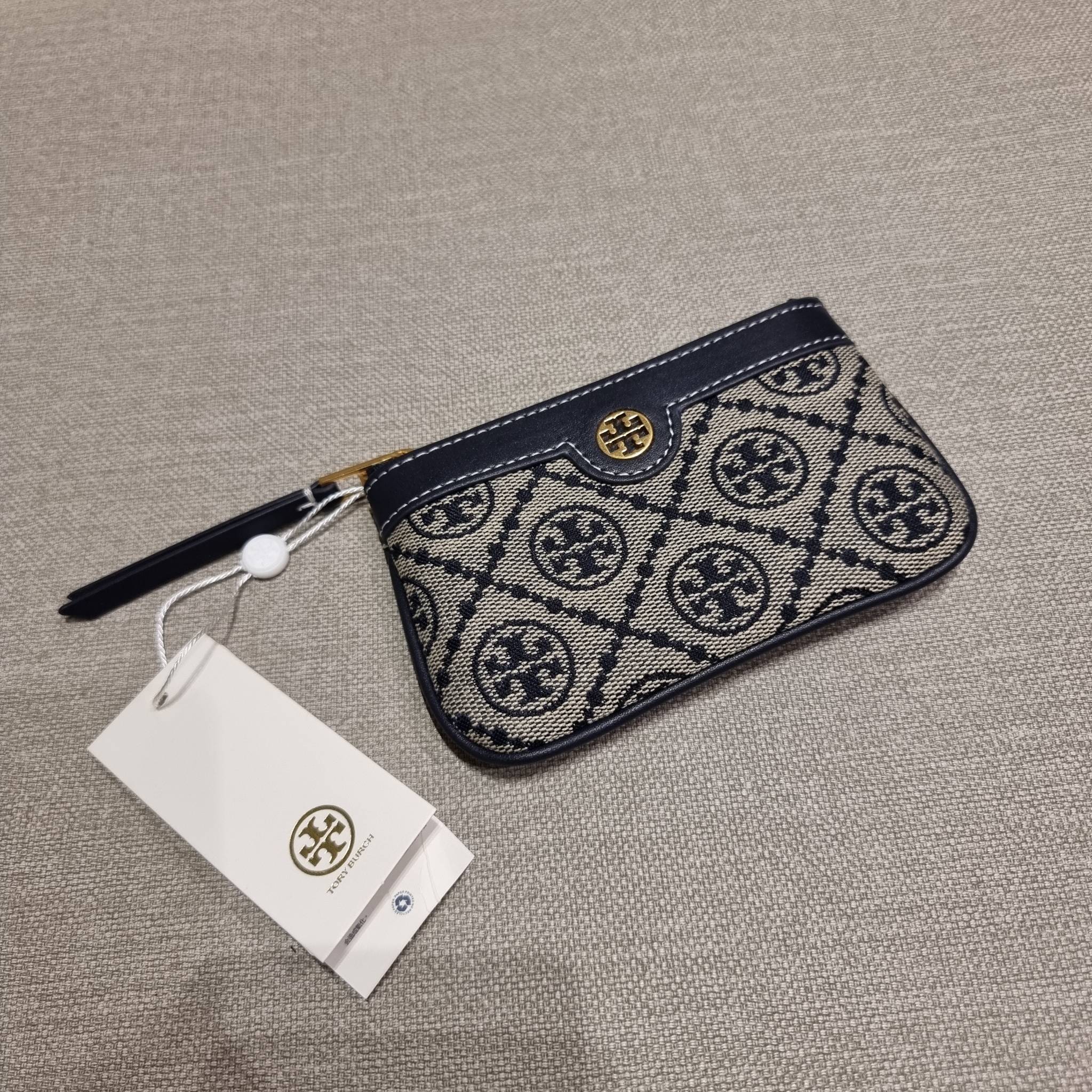 TORY BURCH T MONOGRAM CARD CASE KEY RING ใหม่ล่าสุด กับกระเป๋าเอนกประสงค์สำหรับถนอมบัตร น่ารัก คิ้วท์ๆ ใบจริงน่าใช้มาก