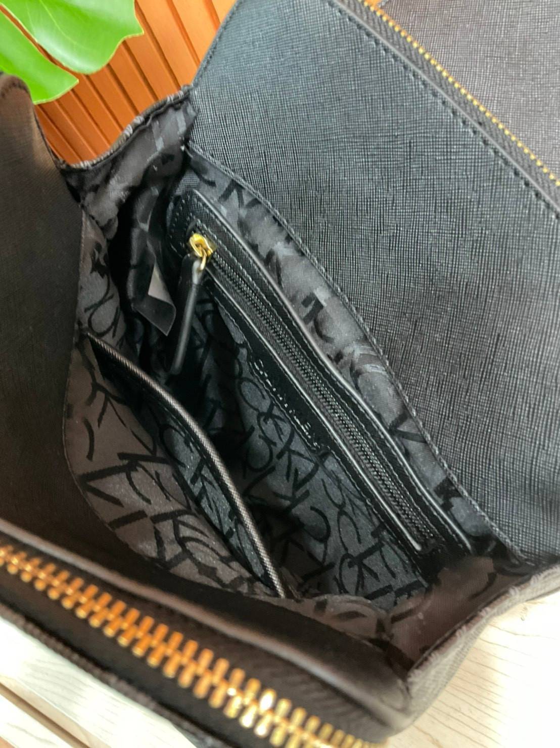 ของแท้ 💯% Elaine Calvin Klein Monogram Small Backpack 💕ของมันต้องมี สวยหรูดูแพงมาก สำหรับรุ่นนี้ และมีฟังชั่นช่องการใช้งานที่มากที่สุด!!! 💕 กระเป๋าสะพายเป้รุ่นใหม่ชนช้อป รุ่นยอดนิยม