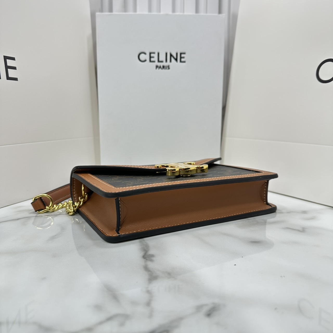 ORI หนังแท้ | CELINE WALLET ON CHAIN MARGO IN TRIOMPHE กระเป๋าสะพายสวยอยู่ทรงตั้งได้ รูปทรงย้อนยุคสไตล์วินเทจลัคชู ดีไซน์เอกลักษณ์ ขนาดกำลังดี