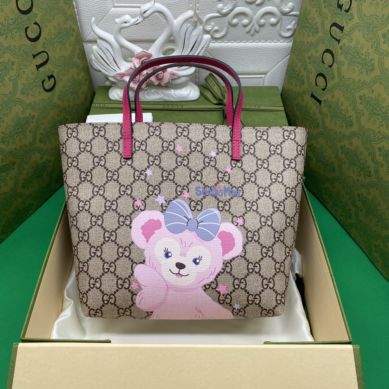 (รวมแบบ) หนังแท้ GUCCI Animal-Friendly Gucci Kid GG Supreme Tote Bag ลายใหม่น่ารักมากเลยค่าา งานหนังแท้ทรงตั้งสวย ขนาดกะทัดรัด จุของได้เยอะ ใช้ได้ทั้งเด็กและผู้ใหญ่ น่ารักมากค่ะ