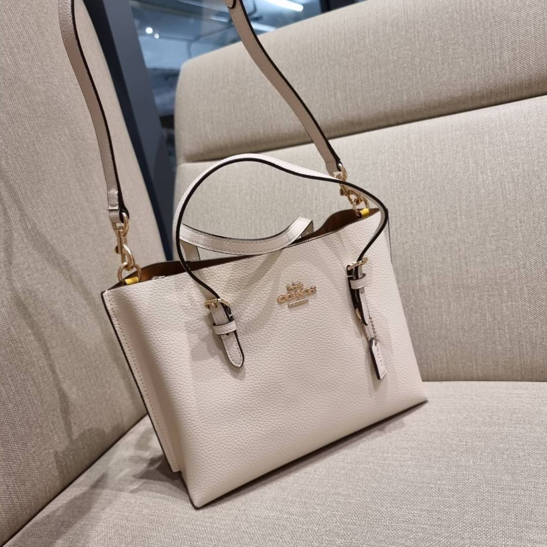 OUTTLET 】COACH MOLLIE TOTE 25 (C4250 C4084) น้องคนสวยอีกหนึ่ง!! กระเป๋าโท้ทไซส์เล็กที่สาวๆหลงรัก ดีไซน์คลาสสิคเหมือนเดิม เพิ่มเติมคือสะดวกขึ้นเยอะ!! ย่อส่วนมาจากใบใหญ่เป๊ะๆ น่ารักน่าใช้มากๆ วัสดุหนัง crossgrain ทนทาน ใช้งานง่าย เรียบหรูดูดีม้าก!! ภายในโล่