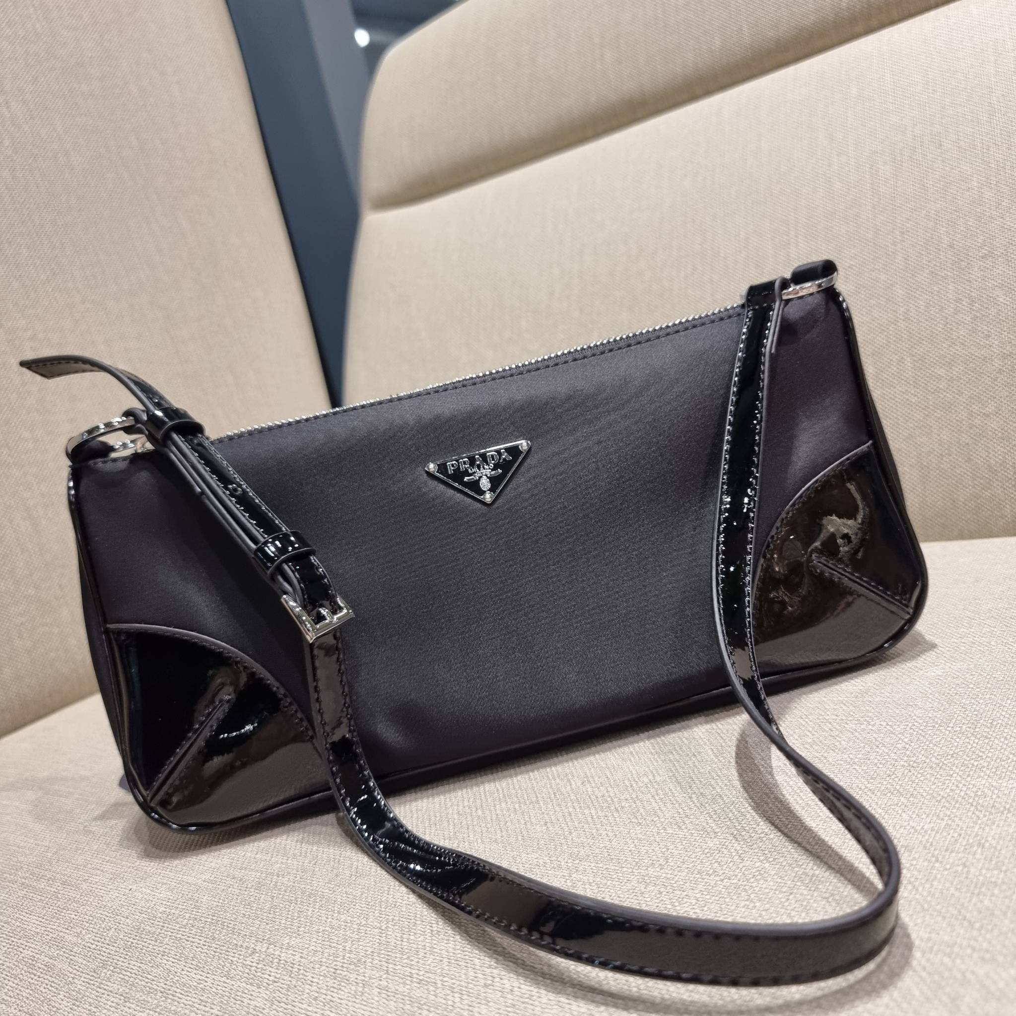 PRADA TESSUTO POCHETTE BAG กระเป๋าทรงพอช ดีไซน์ทรงยาวสุดล้ำ อัพลุคให้ดูแพงไปอีกด้วยดีเทลแต่งขอบด้วยหนังแก้ว วัสดุหลักตัวกระเป๋าเป็นไนล่อนคุณภาพดี เปิด-ปิดด้วยซิป พกพาง่ายด้วยสายสะพายในตัว ที่สามารถปรับได้อีก ภายในเป็นช่องโล่ง ใส่โทรศัพท์ได้ทุกรุ่น กระเป๋า