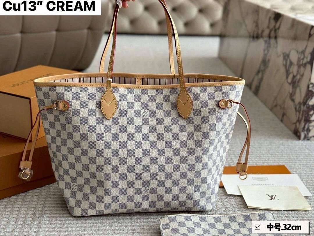 LV Neverfull MM bag กระเป๋าสะพายทรโท้ทใบใหญ่ ขนาดยอดนิยมจุของได้เยอะ มาพร้อมใบลูก สะพายไปเที่ยวต่างจังหวัดคือดีงามมากจ้า หรือจะสะพายไปทำงาน ไปต่างประเทศก็สะดวก ราคาสุดคุ้ม จับจองเป็นเจ้าของได้เลยตอนนี้จัด!!