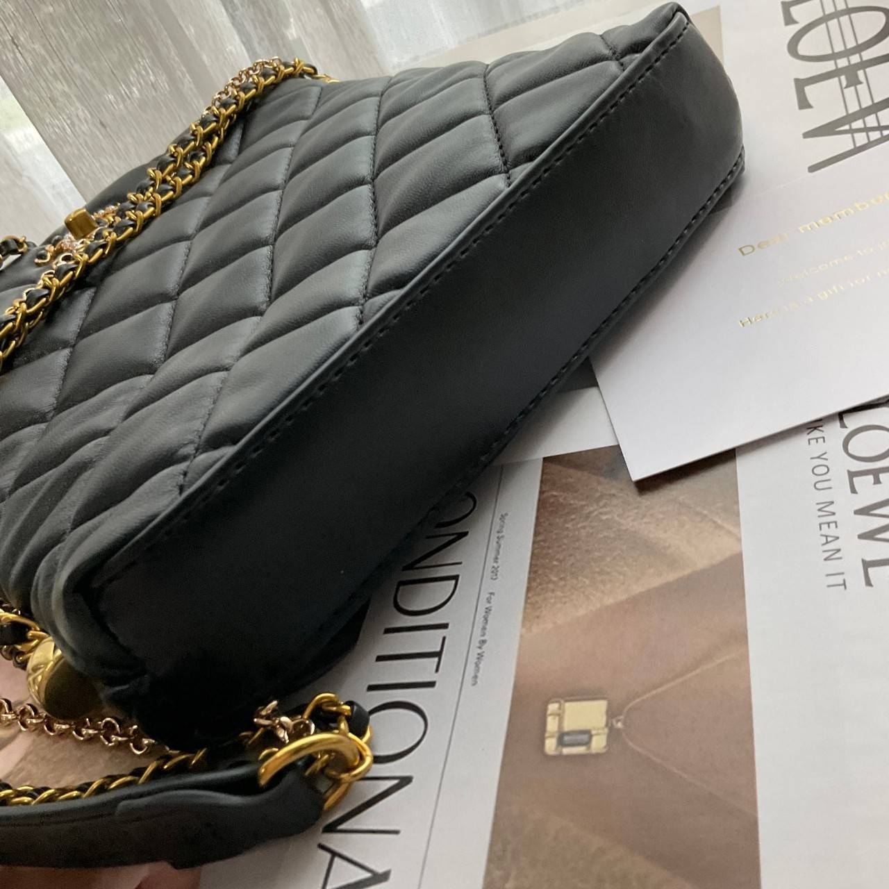 CHANEL VIP GIFT CROSSBODY CHAIN BAG กระเป๋าทรงสะพายข้าง ที่กำลังมาแรงมาในตอนนี้ ตัวกระเป๋าเป็นกระเป๋าสตางค์หนังพียูพรีเมี่ยม อะไหล่ทองทั้งใบ ด้านหน้าประดับโลโก้พร้อมมุก CC สุดหรู เปิดปิดด้วยตัวหมุนล็อค ใส่กระเป๋าสตางค์ยาวได้ รุ่นนี้พกของได้เยอะในระดับนึงเ