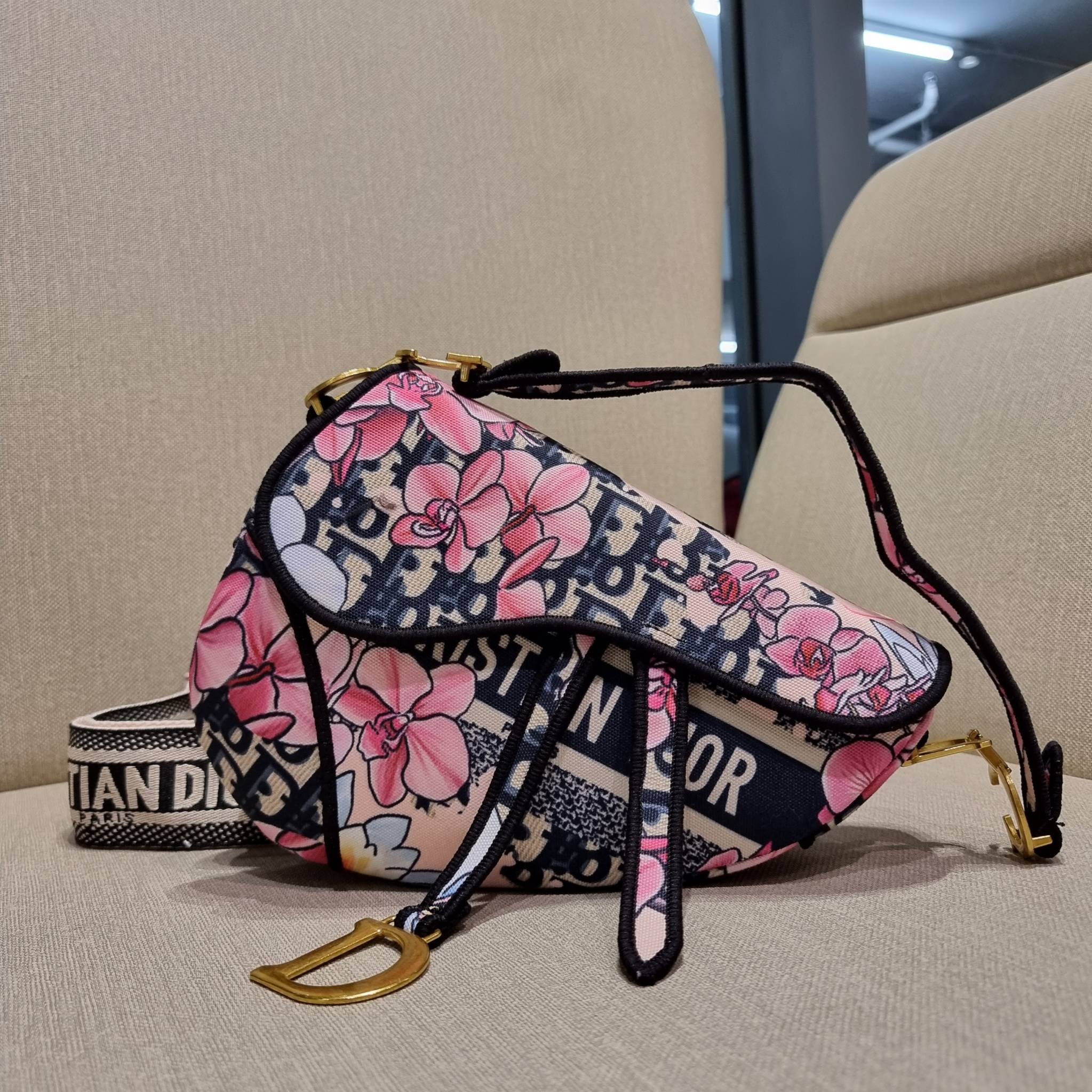 VIP CD OBLIQUE SADDLE BAG / DIOR SADDLE กระเป๋าสะพายข้าง ทรงสวยไม่ซ้ำใคร กิมมิคในตัว ดูแพง ไซส์ใหญ่ ดีไซน์ย้อนยุค เป็นเอกลักษณ์สวยทุกแบบ เปิด-ปิดด้วยกระดุมแม่เหล็กซ่อน ใช้งานง่ายมากๆ ภายในเป็นช่องโล่ง มีช่องซิป ใบสีดำเป็นหนังแท้ ใบลายเป็นผ้าแคนวาส ดูดี ดู