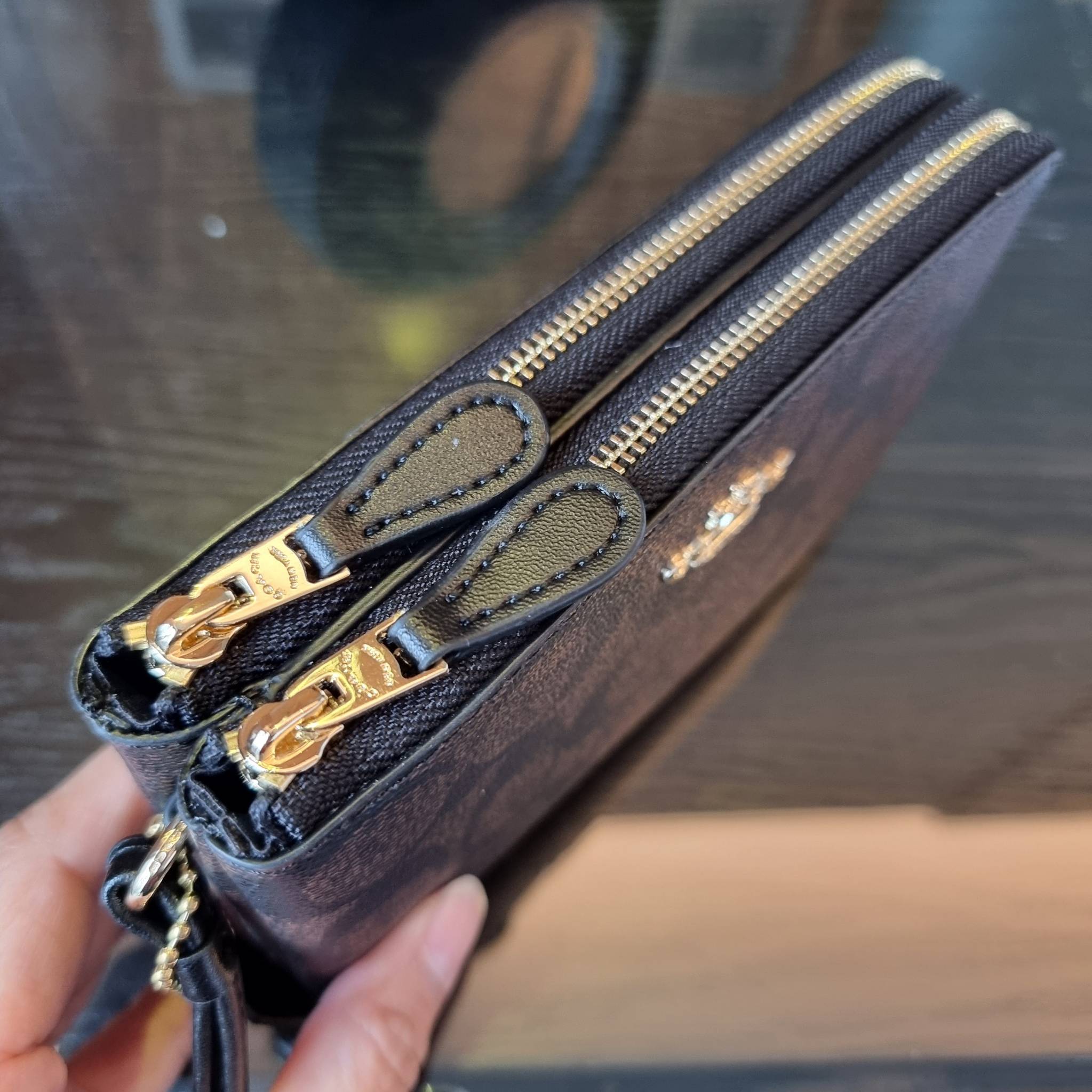 COACH F87591 DOUBLE CORNER ZIP WALLET IN SIGNATURE COATED CANVAS คล้องมือรุ่น 2 ซิป!! มาแล้วจ้า 🌟🤗 ไซส์นี้คือเหมาะมือจริงๆ พกง่ายเช่นเคย ไม่ต้องกังวลว่าจะเกะกะหรือกินพื้นที่กระเป๋าหลัก วัสดุหนังแคนวาสเคลือบลาย มีช่องหลักแยก 2 ช่อง ภายในบุผ