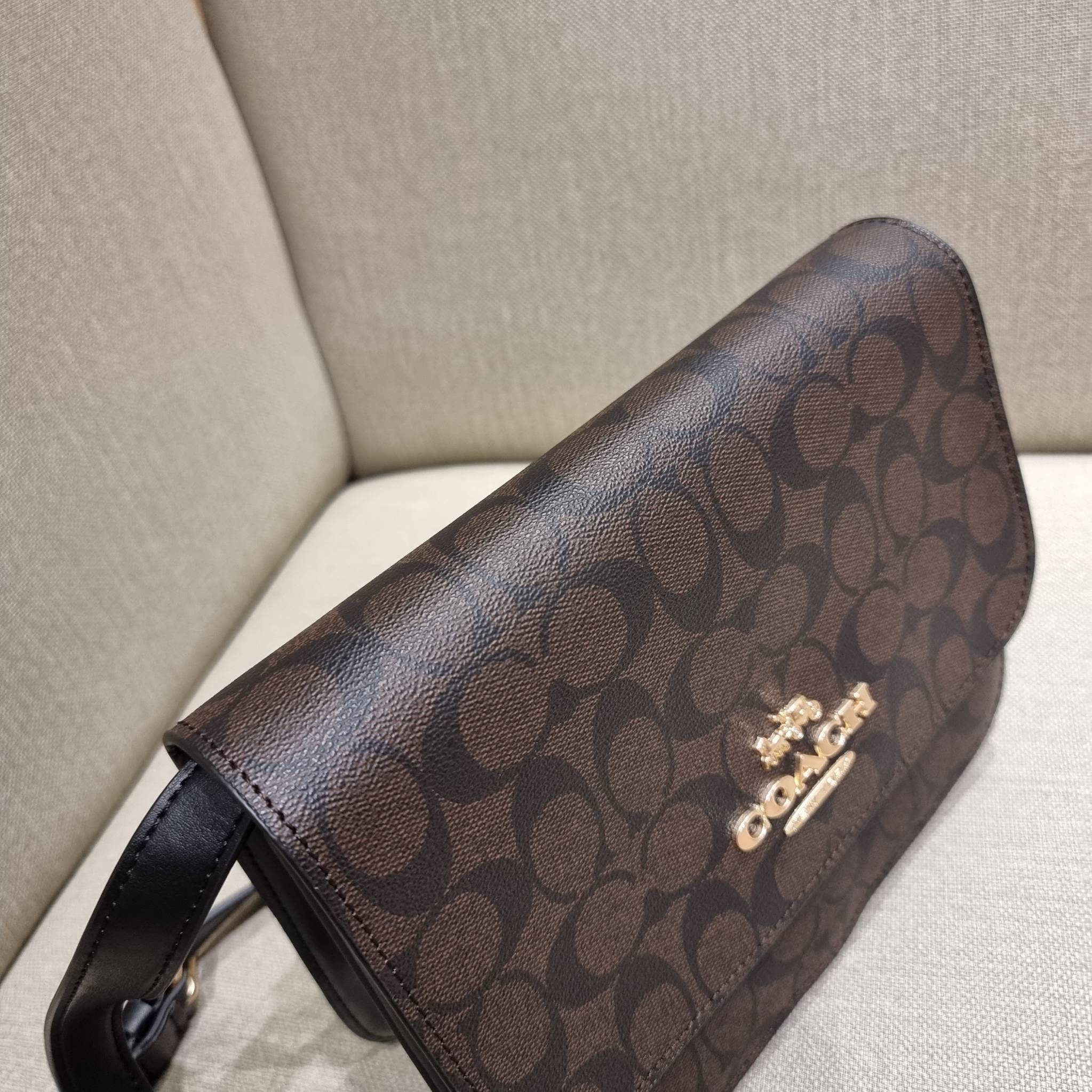 COACH C5633 BRYNN FLAP CROSSBODY IN SIGNATURE CANVAS แซ่บที่สุด ใหม่ที่สุด!! คอลเลคชั่นใหม่!! มองยังไงก็หลงรักละสายตาไม่ไหว กระเป๋าสะพายข้างลุคไฮน์ ที่ดีไซน์ออกมาได้ปัง และดูแพงมากๆ ด้วยดีเทลคลาสสิค รูปทรงใช้งานง่าย เรียบๆแต่มีดีเทล วัสดุหนังแคนวาสสลับหนั