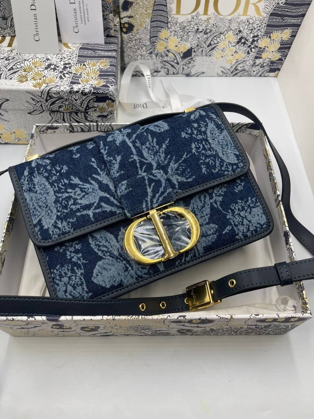 หนังแท้ DIOR Montaigne Denim Bag Blue Dior Jacquard กระเป๋าสะพายทรงกล่องเปิดหน้า งานหนังแท้และเดนิมแจ็กการ์ดอย่างดี แต่งอะไหล่CD ด้านหน้า มาพร้อมสายสะพายสามารถปรับระดับได้ ทรงสี่เหลี่ยมหนังเรียบสวยหรูอยู่ทรง ภายในโล่งมีโลโก้สามารถใส่มือถือของใช้จุกจิกได้ 