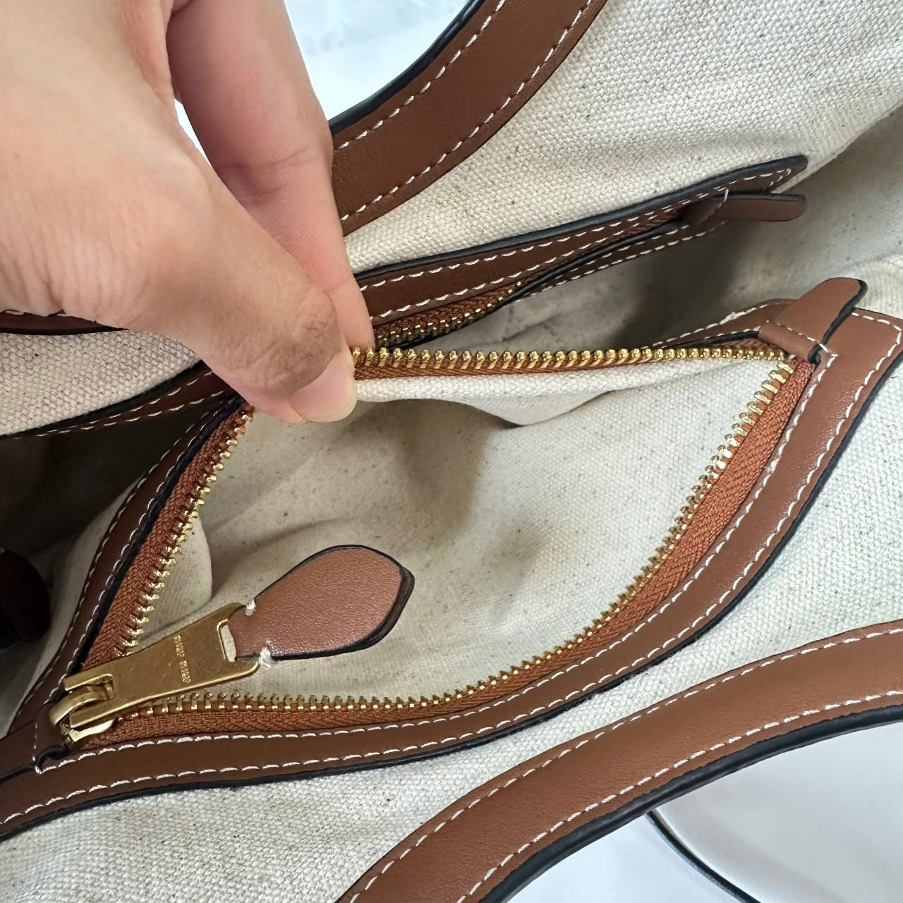 MIU MIU IVY CANVAS BAG / MIU MIU TOTE IVY MINI กระเป๋าถือหรือสะพายข้างทรงโท้ท รูปทรงทันสมัยน่ารัก สวยหรูมากๆคะ