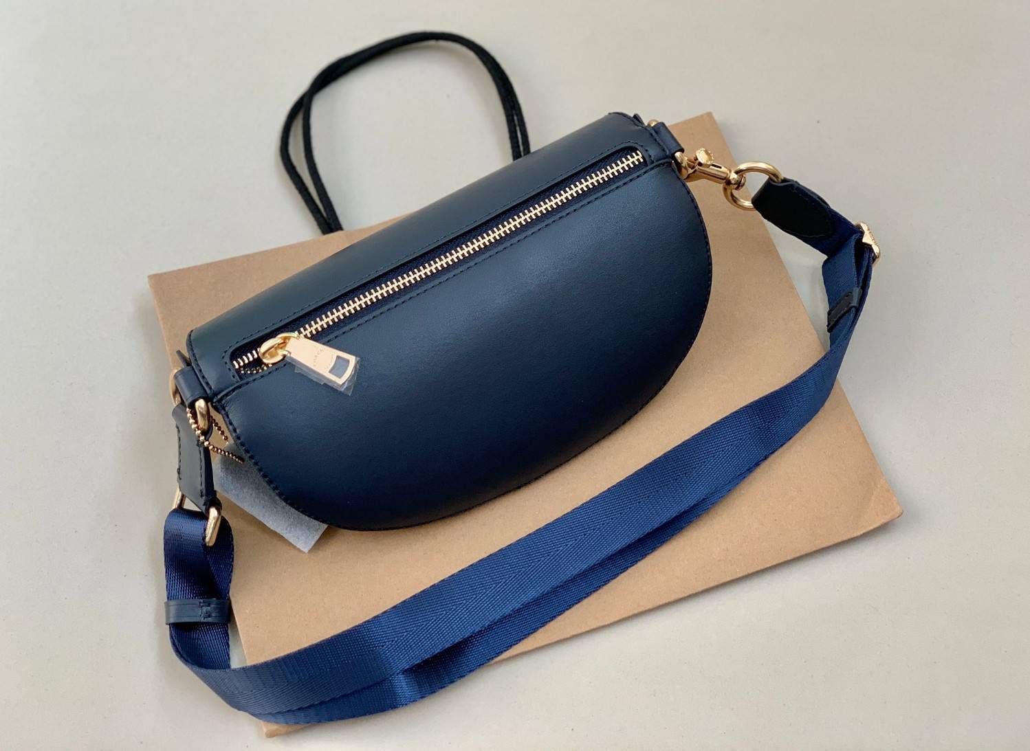 COACH BELT BAG ((39937)) กลับมาอีกครั้ง สวยเหมือนเดิมค่ะ😘 กระเป๋าคาดอก//คาดเอว หนังแท้นิ่ม สวยงามค่ะ ด้านหน้ามีช่องซิป ใส่กระเป๋าเงินใบกลางได้;มือถือได้ทุกรุ่น;พาสปอร์ตได้ค่ะ ด้านหลังมีช่องซิปให้อีกช่องใส่ของจุกจิก สายคาดเลื่อนปรับได้ฟรีไซด์ตามขนา