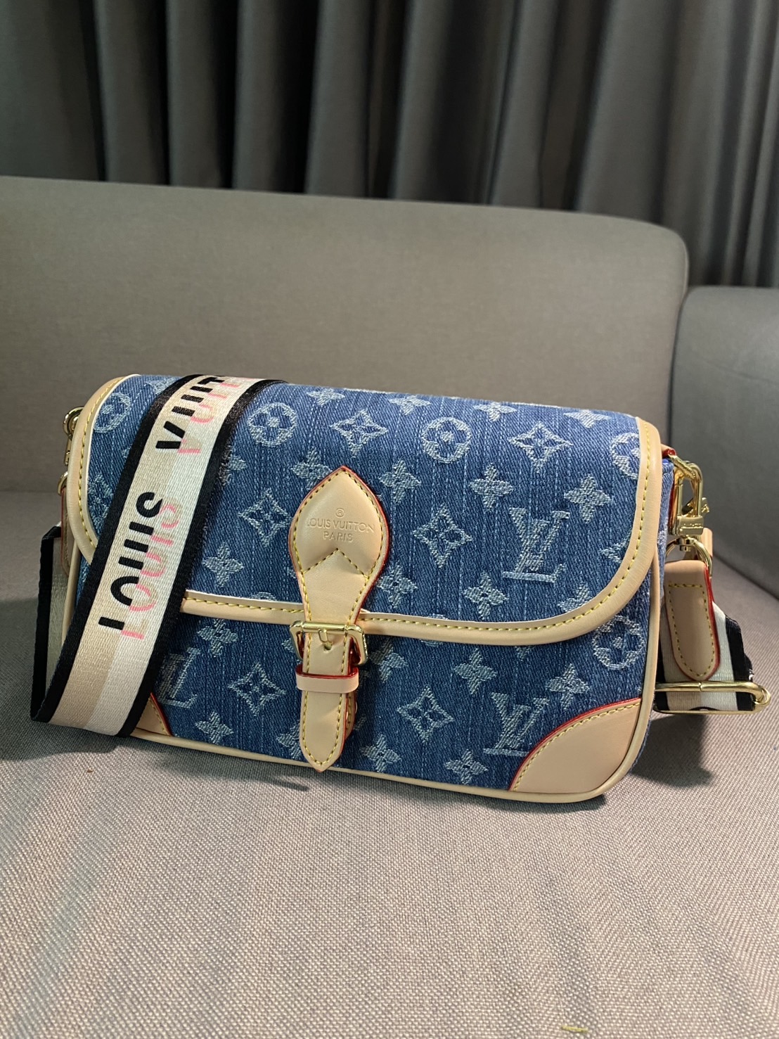 LV diane monogram denim bag กระเป๋ามัลติฟังก์ชั่นเดนิม ดีไซน์ใหม่สียีนส์สวยมีเสน่ห์ มาพร้อมสาย 2 แบบ สายหนังคล้องไหล่ได้ และสายสปอร์ตครอสบอดี้ได้