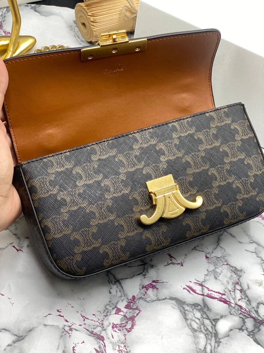 หนังแท้ CELINE CHAIN SHOULDER BAG / CELINE TRIOMPHE พร้อมส่งที่ไทย กระเป๋าเรียบหรูและดูทันสมัย ให้คุณเลือกสะพายในชีวิตประจำวันเข้ากับการแต่งตัวสบาย ๆ หรือจะสะพายออกงานปาร์ตี้สังสรรค์ก็ช่วยให้คุณดูโดดเด่น มีรูปทรงที่ดูแข็งแรงจึงไม่เสียรูปทรงแม้ใส่ของจำนวนม