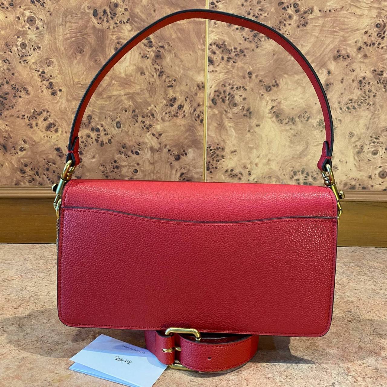 COACH TABBY SHOULDER BAG 26 ((73995)) พัฒนามากจากกระเป๋า Coach รุ่นดังยุค 1970 ทำจากผ้า Canvas เคลือบลายซิกเนเจอร์ หนังลายกรวดและหนังกลับ ด้วยวัสดุคลาสสิค มากับสายที่ถอดได้ถึง 2 สาย ไม่ว่าจะเป็นสายหิ้วหรือสายสะพาย หนังลายกรวดและหนังลูกวัวแบบเนื้อละเอียด แ