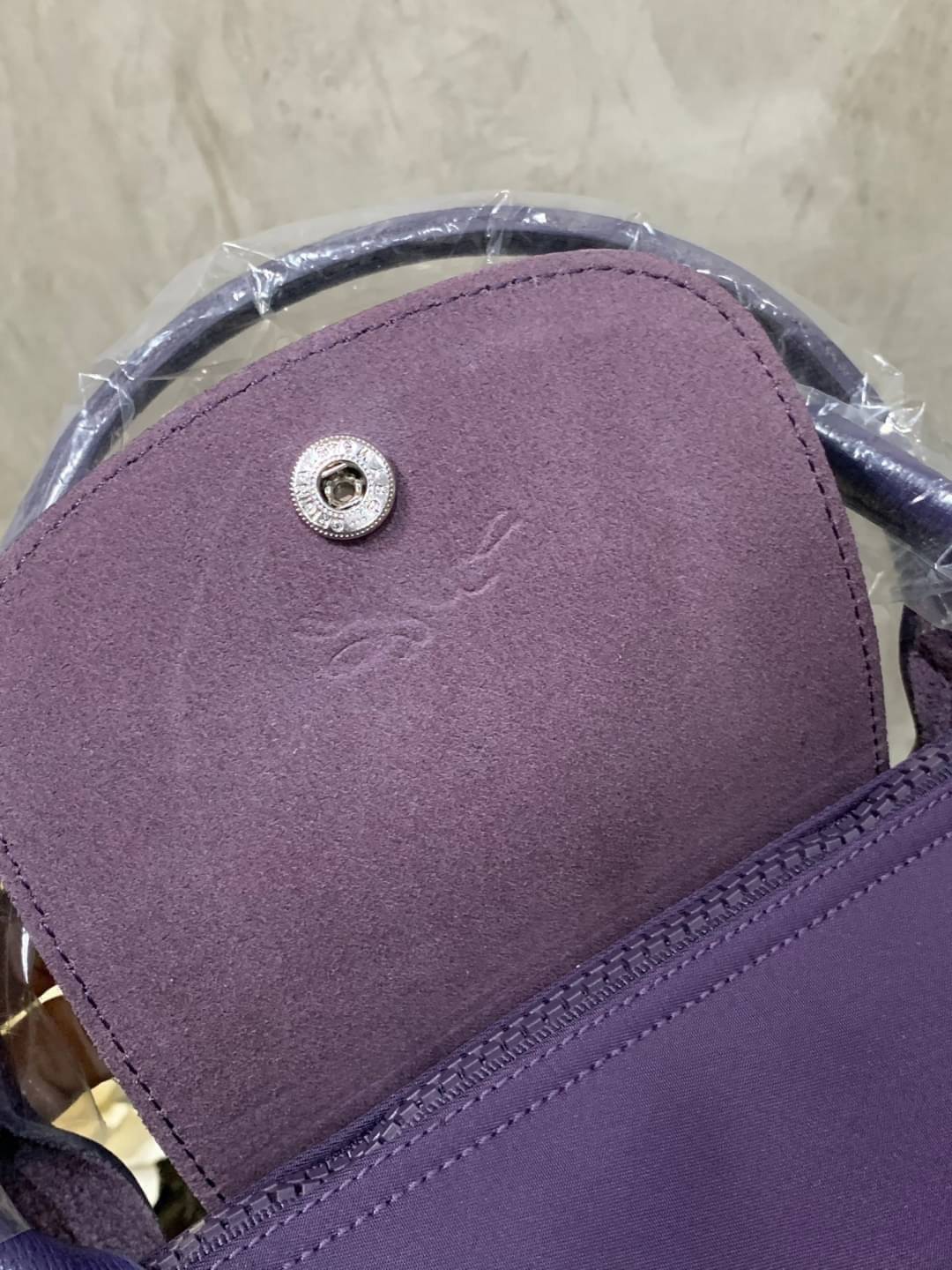 Longchamp Le Pliage Neo Size M มาพบกับกระเป๋ารุ่นยอดนิยม ที่สาวๆ ต้องมีไว้เก็บไว้สักใบ กระเป๋าโท้ทใบนี้ มาพร้อมกับสีที่มีสไตล์เรียบง่าย มีสายสะพายยาวช่วยให้คุณสามารถสะพายไหล่ได้อย่างสบาย ในขณะที่ที่ปิดแบบซิปช่วยให้คุณมั่นใจได้ว่าของด้านในมีความปลอดภัย Le 