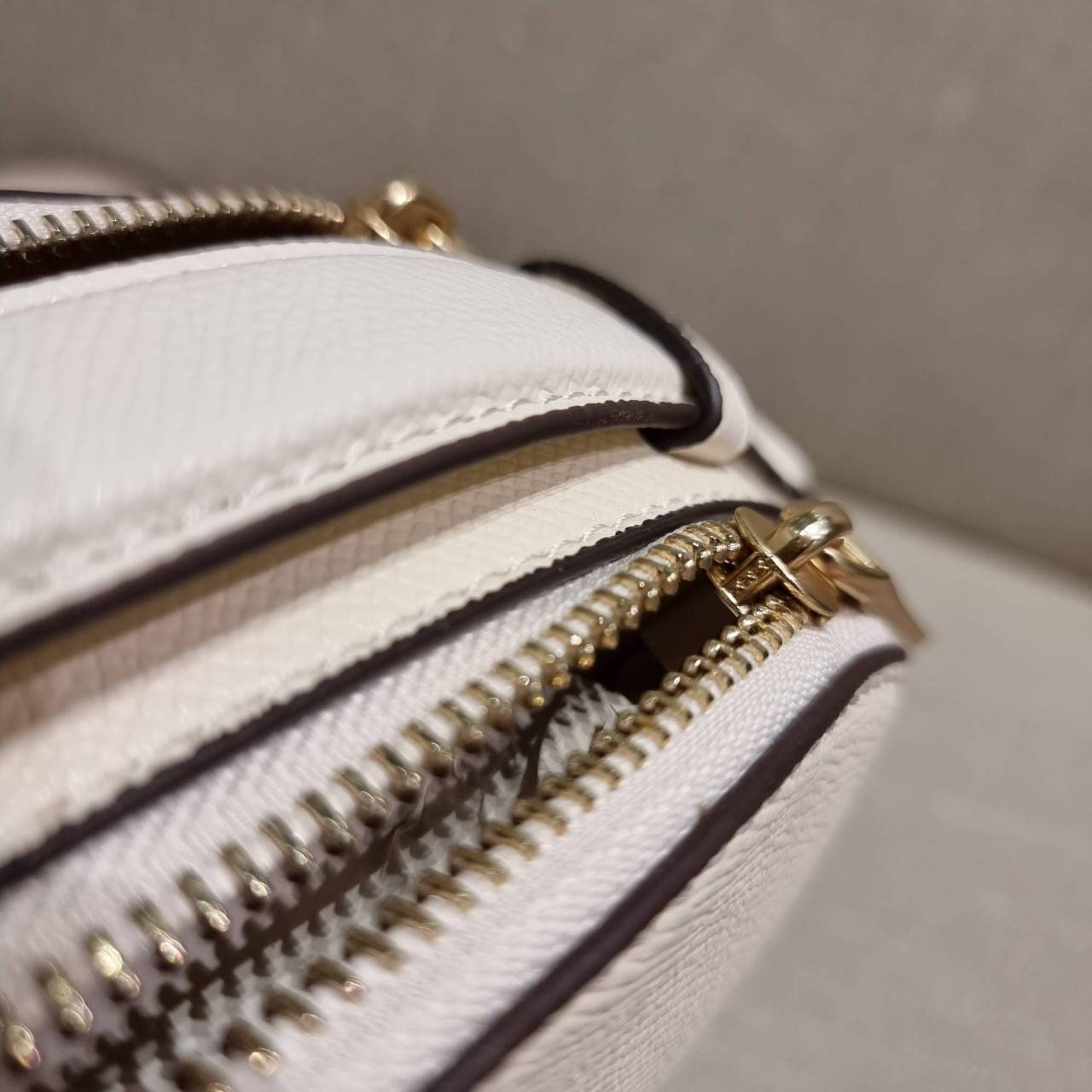 COACH 1589 SERENA SATCHEL กระเป๋าสะพายคอลเลคชั่นยอดฮิต ดีไซน์ลุคผู้ดี ต้องยกให้น้องใบนี้เลย!! จัดสีคุณหนูมาให้ สวยตาแตก!! วัสดุหนัง crossgrain ทนทาน เปิด-ปิดด้วยซิป 2 ช่องหลัก ภายในเป็นช่องโล่ง เก็บของได้แบบสบายๆ ใส่มือถือได้ทุกรุ่น สามารถหยิบไปแมทช์ได้ง่