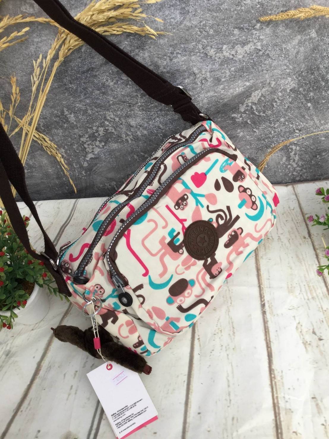 กระเป๋าสะพาย KIPLING รุ่น Reth วัสดุไนล่อนคุณภาพดี มาพร้อมดีไซน์ทันสมัย และสามารถใช้งานได้อย่างดี เข้ากับทุกการแต่งตัว โดดเด่นด้วยพื้นที่ภายในและช่องต่างๆ ที่ให้คุณจัดเก็บของสำคัญได้ครบถ้วน ไม่ว่าจะเป็นมือถือ ปากกา หรือไอเท็มจำเป็นของคุณ สายสามารถปรับและถ