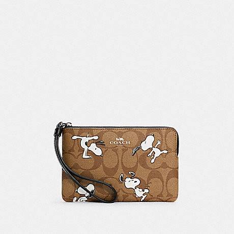 COACH C4589 COACH x PEANUTS CORNER ZIP WRISTLET IN SIGNATURE CANVAS WITH SNOOPY PRINT เหล่าผองเพื่อนและสนูปพีมาแล้วจ้า คอลเลคชั่นสุดน่ารักที่ฮอตไม่มีตก กระเป๋าคล้องมือ ขนาดเหมาะพกพากำลังเหมาะ วัสดุหนังแคนวาสเคลือบลาย ภายในเป็นช่องโล่ง ใส่ธนบัตร หรือใส่บัต