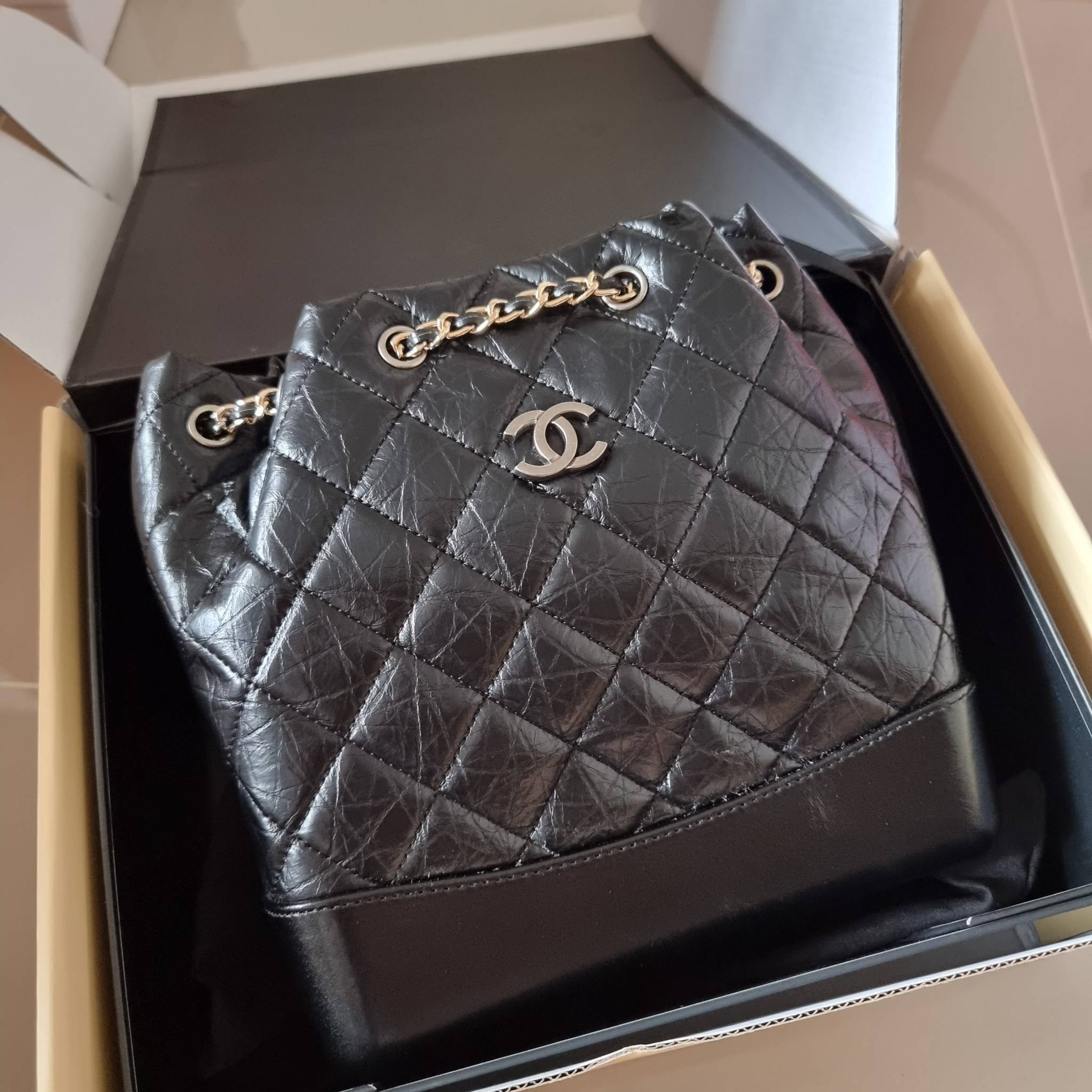 Chanel gabrielle backpack ไอเท็ม best seller กับรุ่นสุดปังในรูปแบบกระเป๋าเป้ ดีไซน์หรูคลาสสิค สายสะพายในตัวรูดปากกระเป๋าเก็บทรงได้ หรือจะรูดด้านหน้ายาวสุด