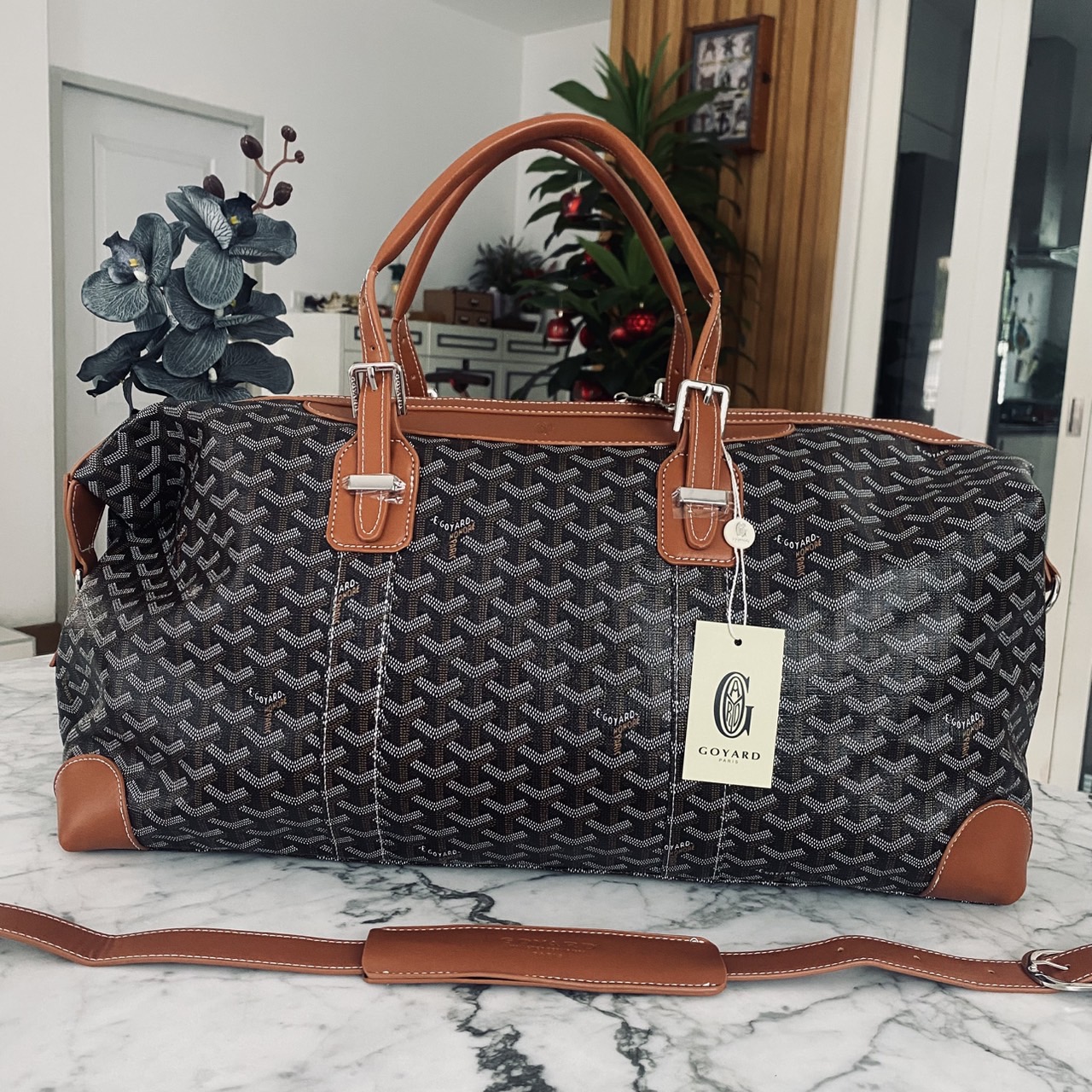 Goyard Boeing Travel 55 Duffle Bag กระเป๋าเดินทางใบใหญ่ ดีไซน์สวยคลาสสิกเป็นเอกลักษณ์ ไอเท็มที่จะทำให้การเดินทางไม่ธรรมดาอีกต่อไป ด้วยดีเทลความเป็นเอกลักษณ์ เรียบแต่หรู ภายในจุของได้เยอะมาก