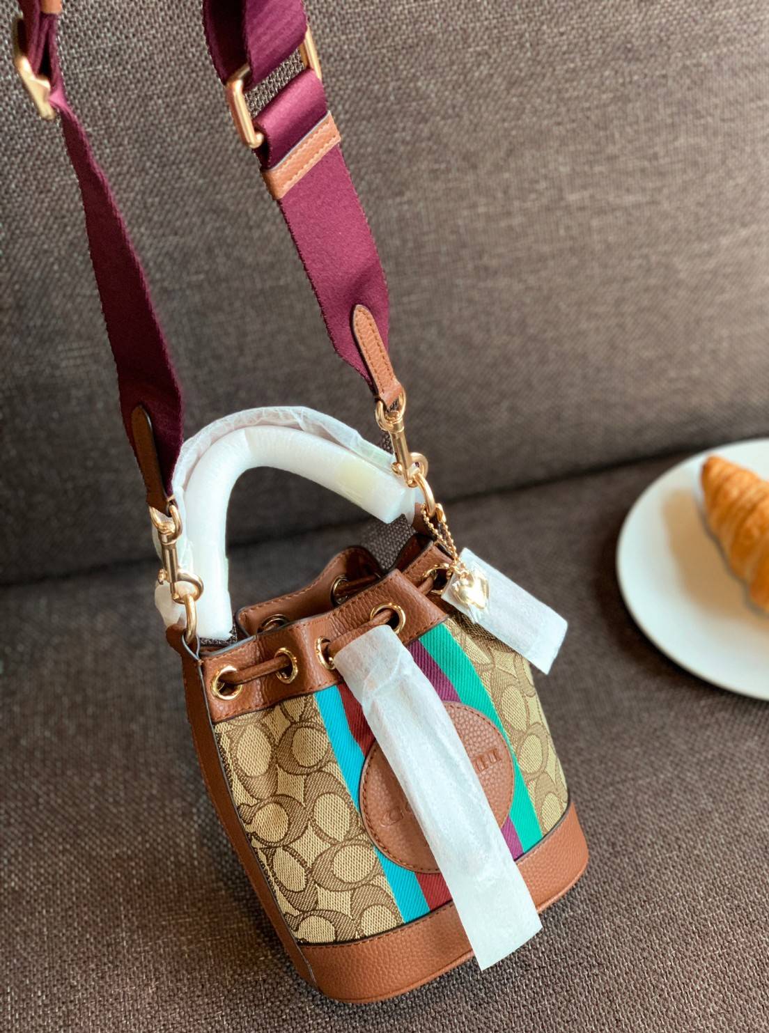 น้องใหม่ล่าสุด สวยเกินต้านเลยค่าา! COACH DEMPSEY DRAWSTRING BUCKET 15 IN SIGNATURE JACQUARD WITH STRIPE 2021 พร้อมส่งที่ไทย ออกใหม่ล่าสุด ห้ามพลาดค่า! กระเป๋าทรงขนมจีบ วัสดุJacquard+หนังแท้ ตัเแทบสีตรงกลาง เพิ่มสีสันเข้ามาได้ลงตัวสวยงามมากๆค่ะ