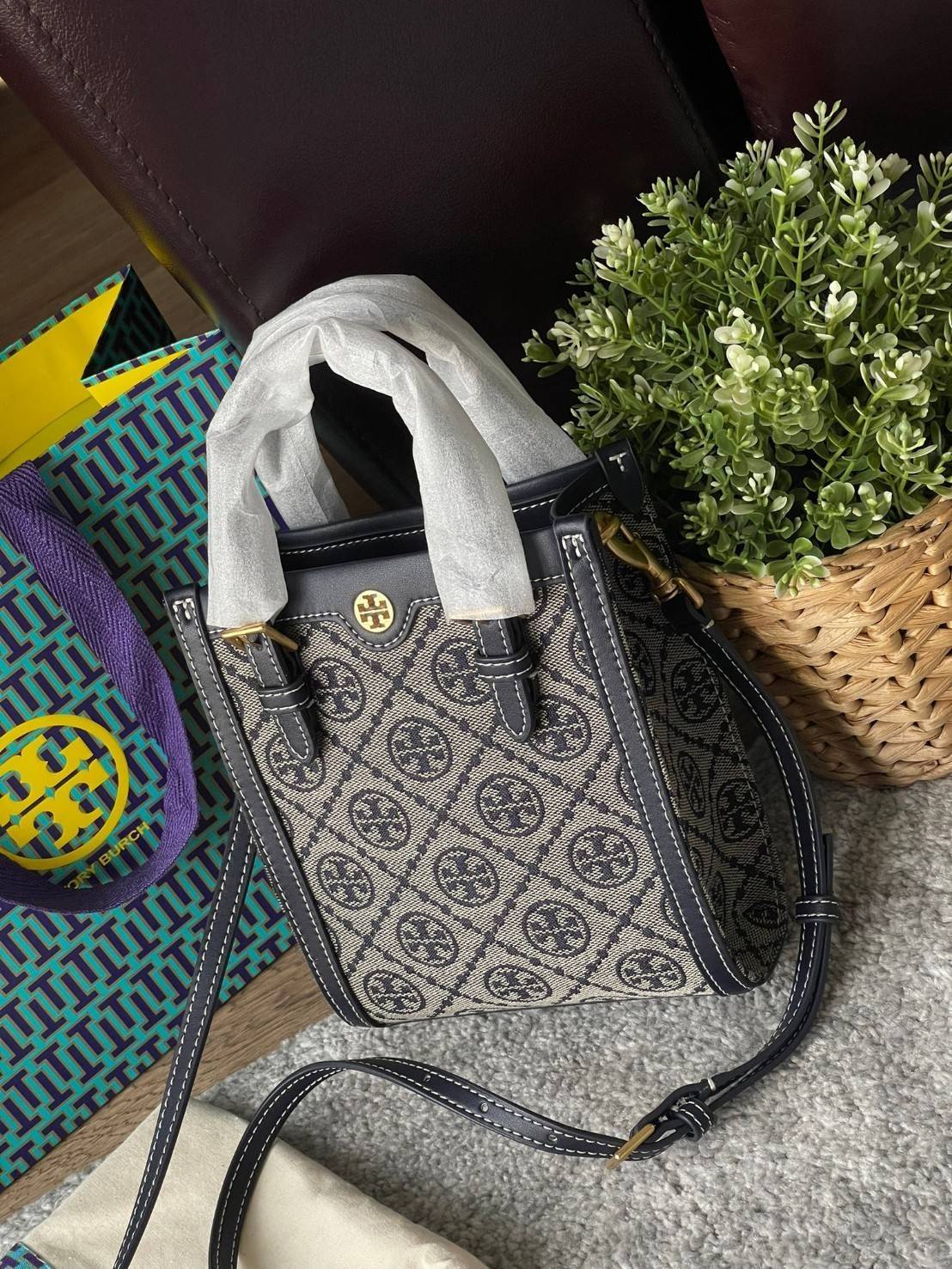 Tory burch t monogram jacquard mini tote ลวดลายT monogram ด้วยโลโก้สุดไอคอนนิคของแบรนด์ โดดเด่นด้วยกราฟฟิคและดีไซน์ ออกมาในหลายรูปแบบหลายคอลเลคชั่น แต่ละคอลเลคชั่นสวยหรูไม่แพ้กัน ทรงมินิโท้ท ขนาดกำลังดี ใช้งานง่าย ก็เป็นอีกหนึ่งรุ่นที่ทันยุคทันสมัยที่สาวๆ