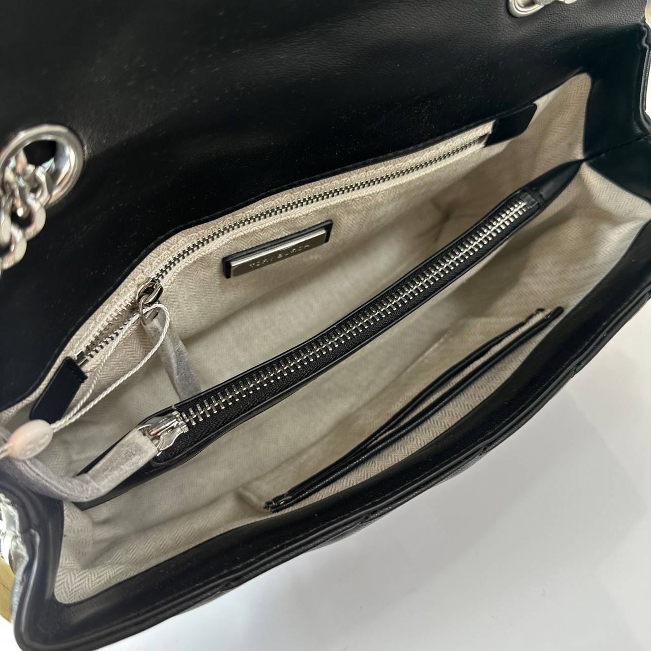 TORY BURCH KIRA CHEVRON CONVERTIBLE SHOULDER BAG กระเป๋าสะพายไซส์ใหญ่ หรูหราสุดคลาสสิก วัสดุหนังแกะทั้งใบ เปิด-ปิดด้วยกระดุมแม่เหล็ก ภายในเป็นช่องโล่ง ใส่ของสำคัญได้ครบ สายสะพายในตัวปรับได้ 2 แบบ สะพายไหล่โซ่คู่หรือจะ ครอสบอดี้ก็เริ่ดคะ