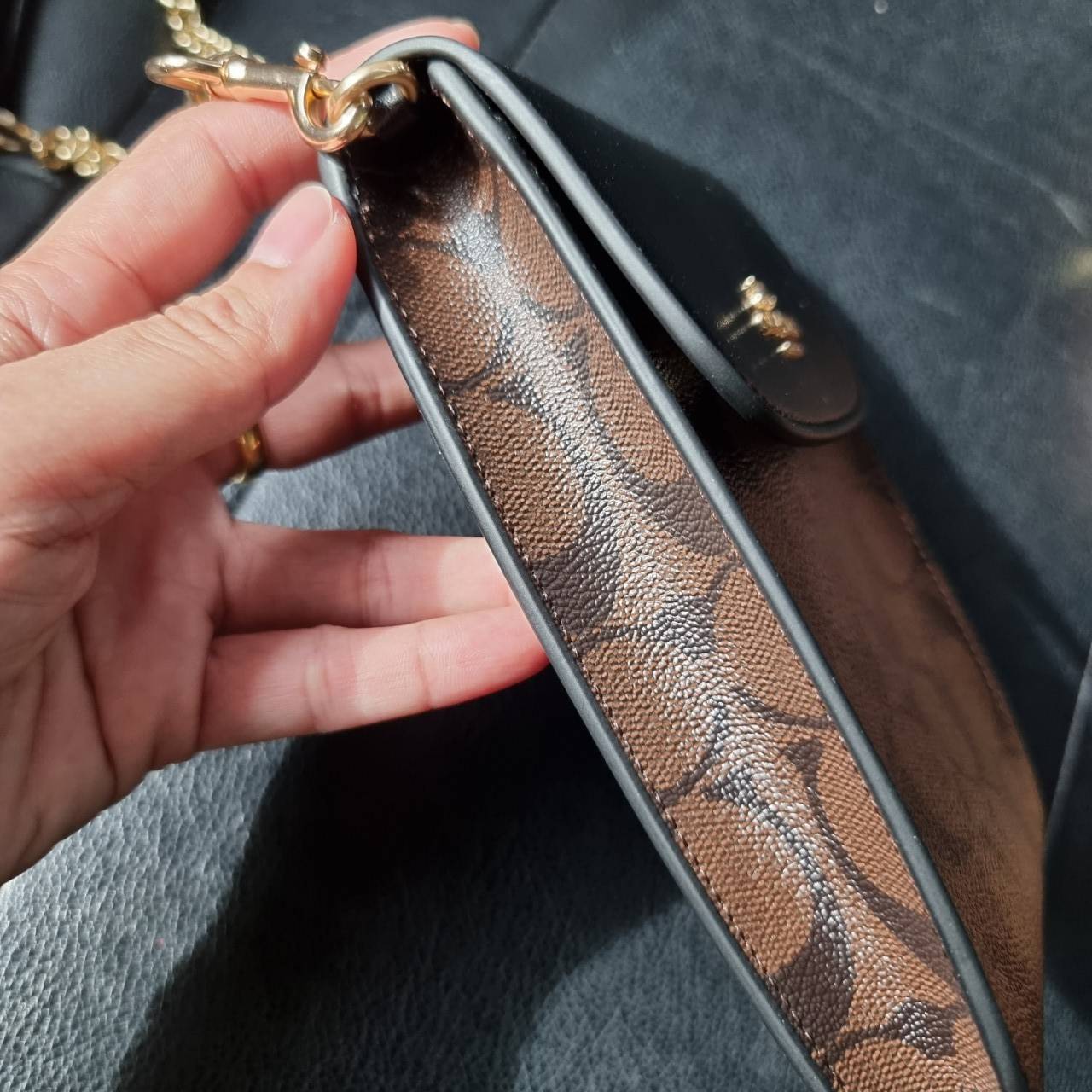 COACH 3051 RACHEL PHONE CROSSBODY IN SIGNATURE CANVAS HOT ITEM!! กระเป๋าสะพาย case phone ต้องมา ให้คุณพกพา gadget ล้ำไปได้ทุกที่ ใส่โทรศัพท์มือถือได้ทุกรุ่น ดีไซน์ใหญ่กว่าเดิม และยังมีช่องเก็บบัตรให้เพิ่มไปอีก ดีไซน์ลายซีคลาสสิค วัสดุหนังแคนวาส เปิด-ปิดด้