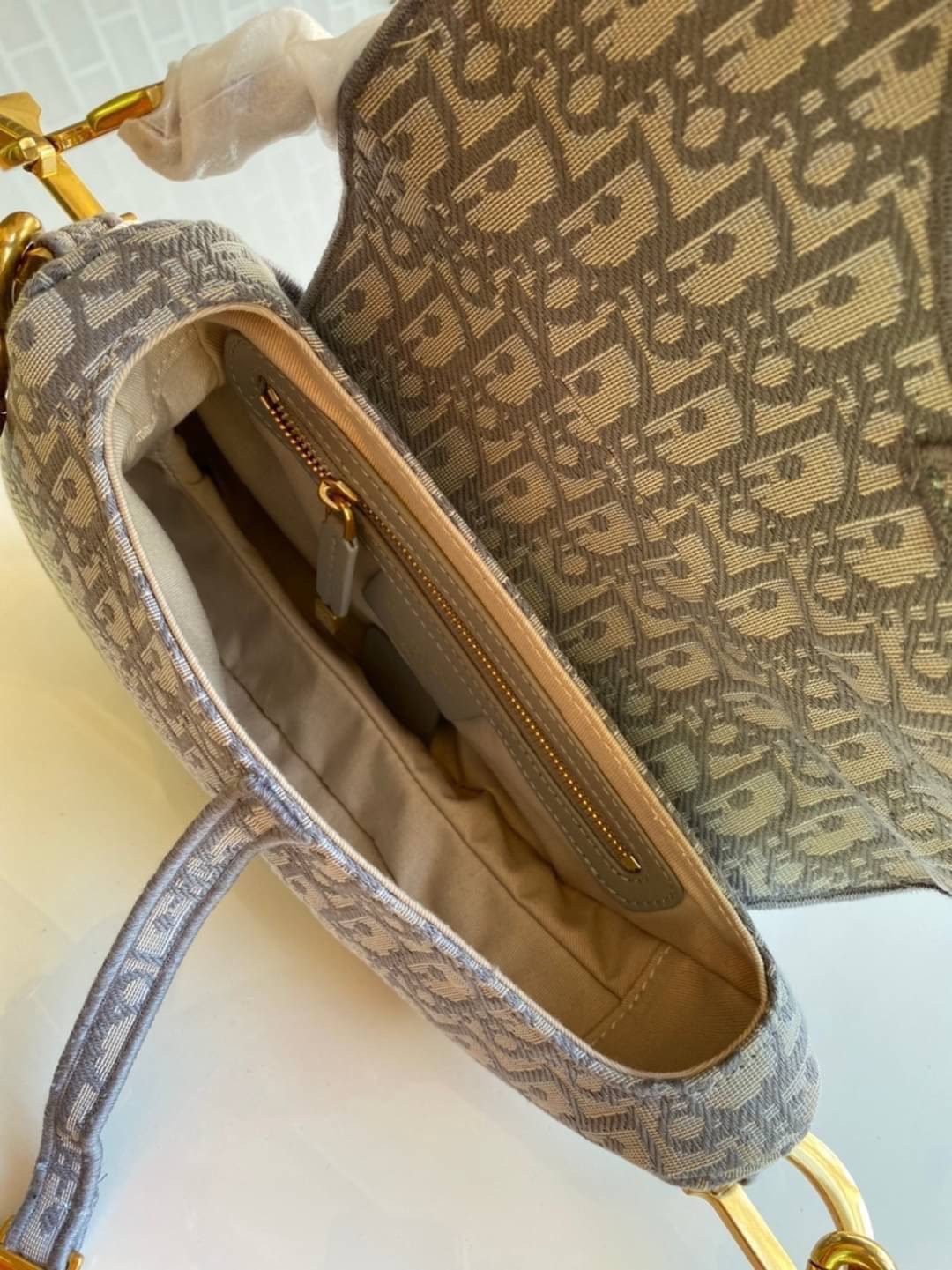 ORI หนังแท้ | Dior Saddle Bag Gray Dior Oblique Embroidery กระเป๋าสะพายทรงสวยไม่ซ้ำใคร กิมมิคในตัว ดูแพง ดีไซน์ย้อนยุค เรียบหรูเป็นเอกลักษณ์