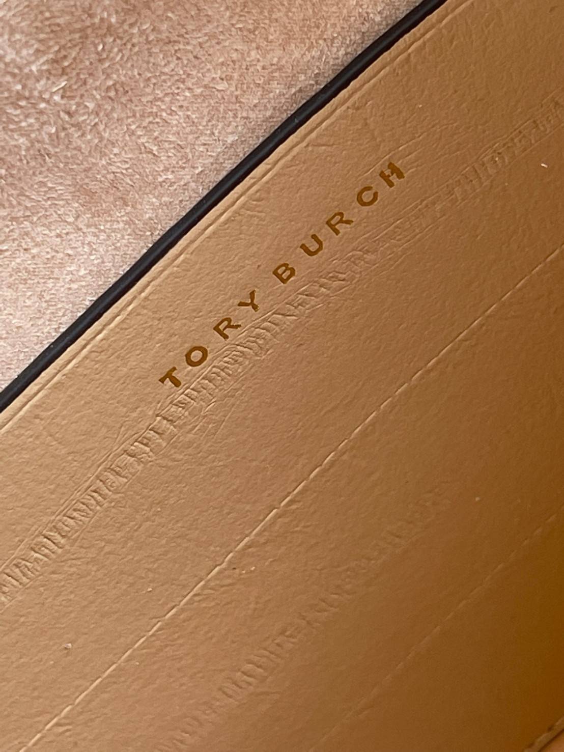 OUTTLET 】Tory burch T Monogram Chenille Bucket Bag เปิดตัวอีกหนึ่งรุ่นกับกระเป๋าลาย T MONOGRAM รุ่นใหม่ล่าสุดจาก TORY BURCH พลาดไม่ได้กับโลโก้สุดคลาสสิก ลวดลาย T Monogram คือวัสดุ chenille หรือที่เรียกว่า ด้านไหมกำมะหยี่ มารังสรรค์ลงบนกระเป๋าBucketใบนี้ เ