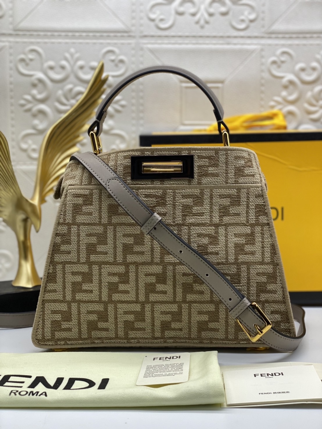 Fendi peekaboo 25cm เกรดออริจินอล กระเป๋าเฟนดิ คลาสสิกตามแบบฉบับแบรนด์ วัสดุคุณภาพอย่างดี เพิ่มความหรูหราและโดดเด่นด้วยการตกแต่งลวดลายโลโก้เด่นชัดทั้งใบ และด้วยขนาดที่กะทัดรัดและดีไซน์ที่เรียบหรูนี้ จึงสามารถนำไปแมทช์กับการแต่งตัวได้ง่าย ไม่ว่าจะเป็นสไตล์