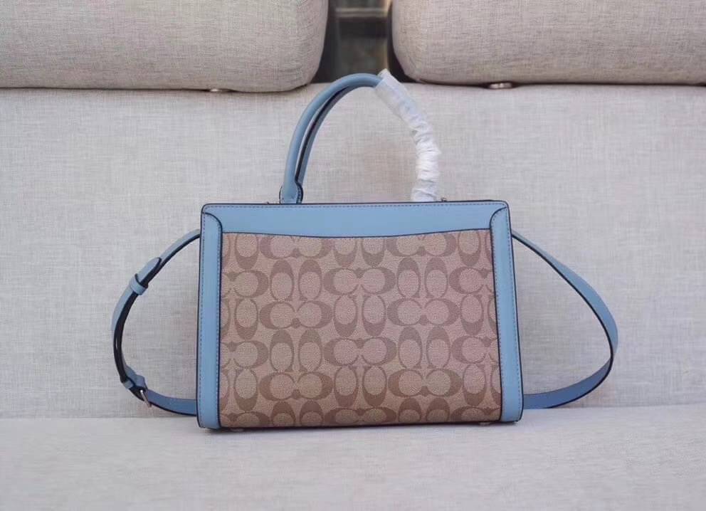 COACH ZOE CARRYALL IN SIGNATURE CANVAS เดอะเบสท์แห่งปี ต้องยกให้พี่คนสวยใบนี้เลย!! รุ่นที่สาวๆตามหา หายากอีกหนึ่ง กระเป๋าถือ/สะพายทรงสวย คลาสสิค ใบใหญ่จุคุ้ม มีดีเทลน่ารักๆที่แม่กุญแจ สามารถล็อคหัวซิปได้ กุญแจซ่อนในพวงหนังห้อยก็น่ารักไปอีก ภายในโล่งกว้าง 