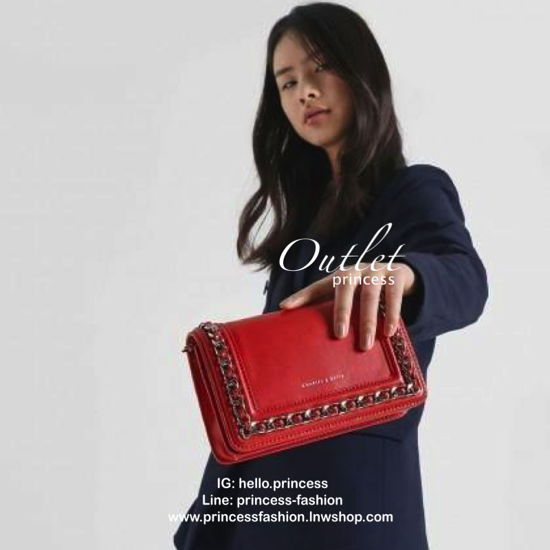 CHARLES & KEITH CHAIN DETAIL CLUTCH BAG กลับมาอีกครั้ง รุ่นขายดี สีออกใหม่ค่ะ!! กระเป๋าทรงคลัท//สะพายข้างได้ วัสดุหนังเรียบ ผิวเงา ตัวกระเป๋าแต่งอะไหล่โซ่เงินเพิ่มความเก๋เข้ามาค่ะ เปิดปิดกระเป๋าแบบกระดุมแม่เหล็ก ฝาปิดด้านบนมีช่องซิปใส่ของจุกจิกค่ะ ภายในมี