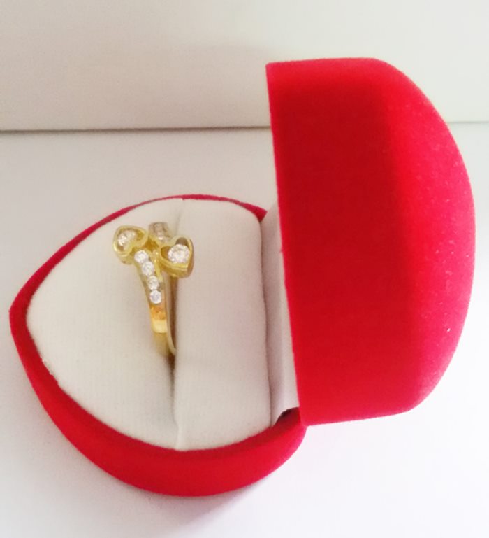 สินค้าหมดค่ะ แหวนเพชรทองเหลือง แบบ2(หัวใจไขว้2ดวง)พร้อมกล่องกำมะหยี่รูปหัวใจค่ะ