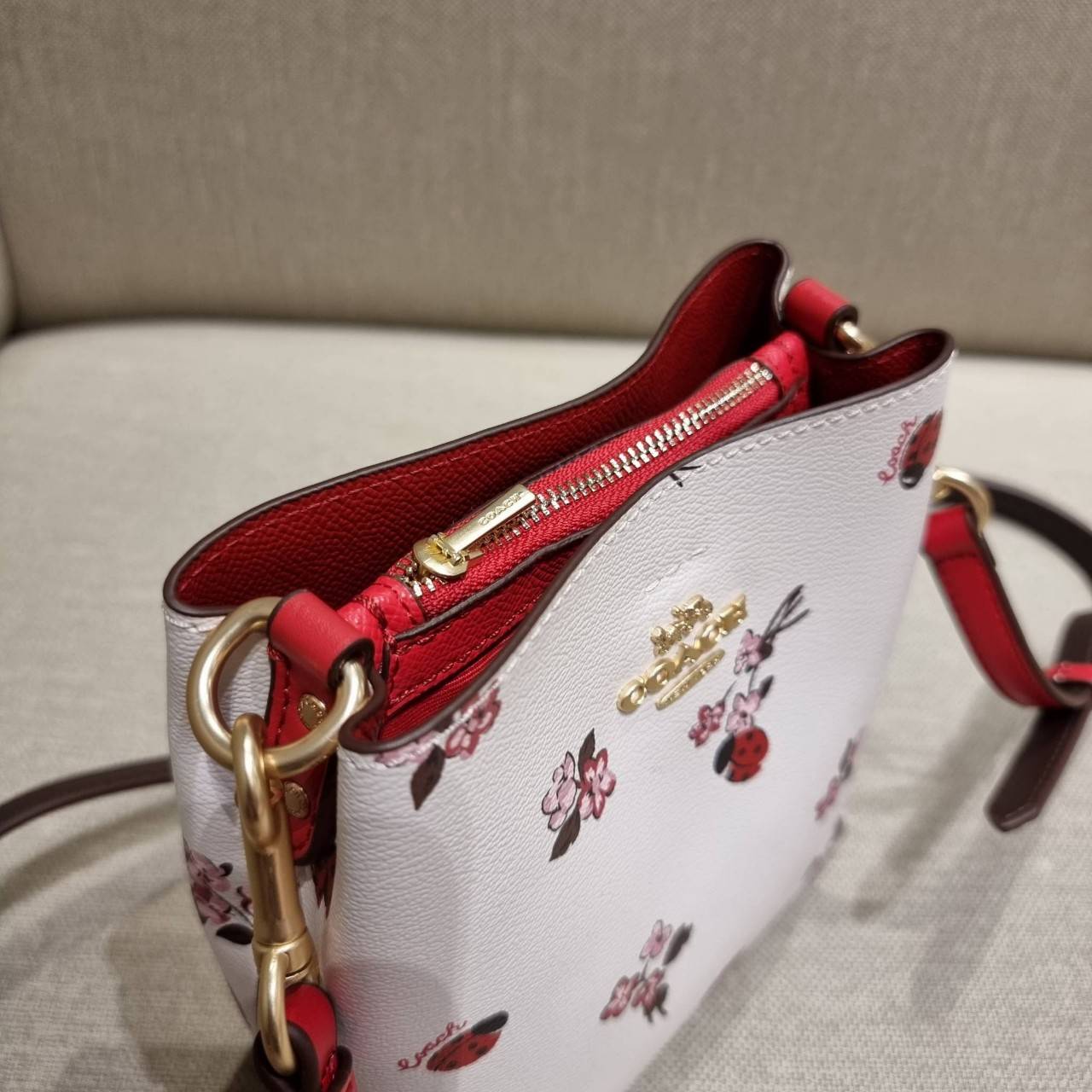 COACH MINI TOWN BUCKET BAG IN SIGNATURE CANVAS WITH VINTAGE MINI ROSE PRINT ((7270 7268 7267)) คอลเลคชั่นใหม่ล่าสุด!! น้องสาวคนสวยมาแล้วจ้า สดใสต้อนรับเทศกาลคริสต์มาส 🎅🎄 กระเป๋าบัคเก็ต ไซส์มินิ ใบจริงน่ารักม้าก!! น่าใช้แบบที่สุด วัสดุหนังแ