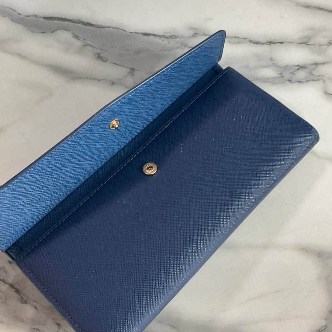 PRADA LONG WALLET Best Seller กระเป๋าสตางค์รับทรัพย์ ทรงหรู ลายหนัง SAFFIANO มีช่องใส่บัตร ถึง 12 ช่อง และช่องซิปใส่ของจุกจิกได้ น้ำหนักเบา จับถนัดมือ ขนาดกำลังดี