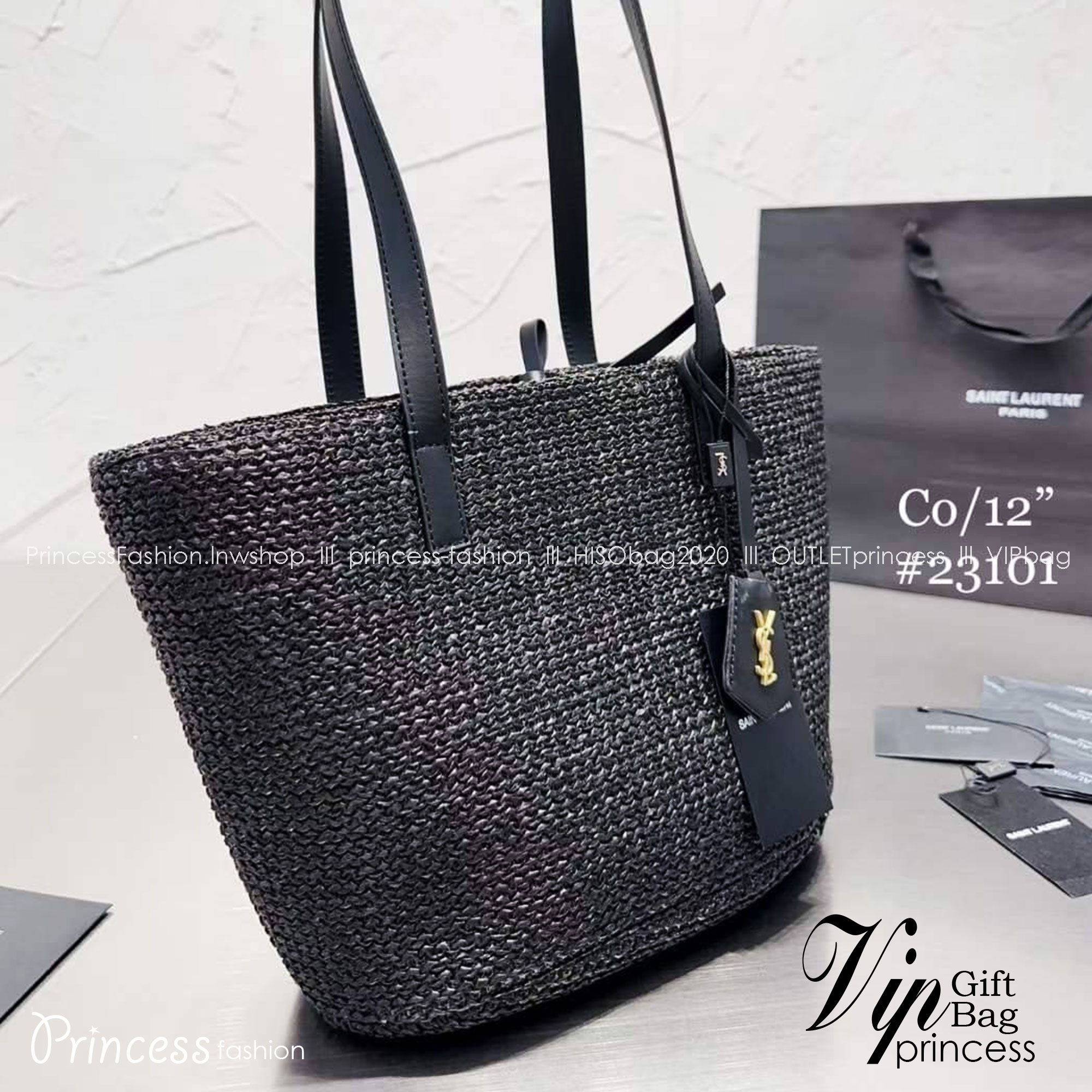 YSL Panier Medium Raffia Tote Bag กระเป๋าสะพายสานทรงโท้ทยูนีค ที่เติมดีเทลความหรูด้วยตัวกระเป๋าเป็นวัสดุสังเคราห์จากธรรมชาติ สานทอเต็มใบออกมาเป็นลวดลายสวยงาม ภายในโล่งกว้างมาก