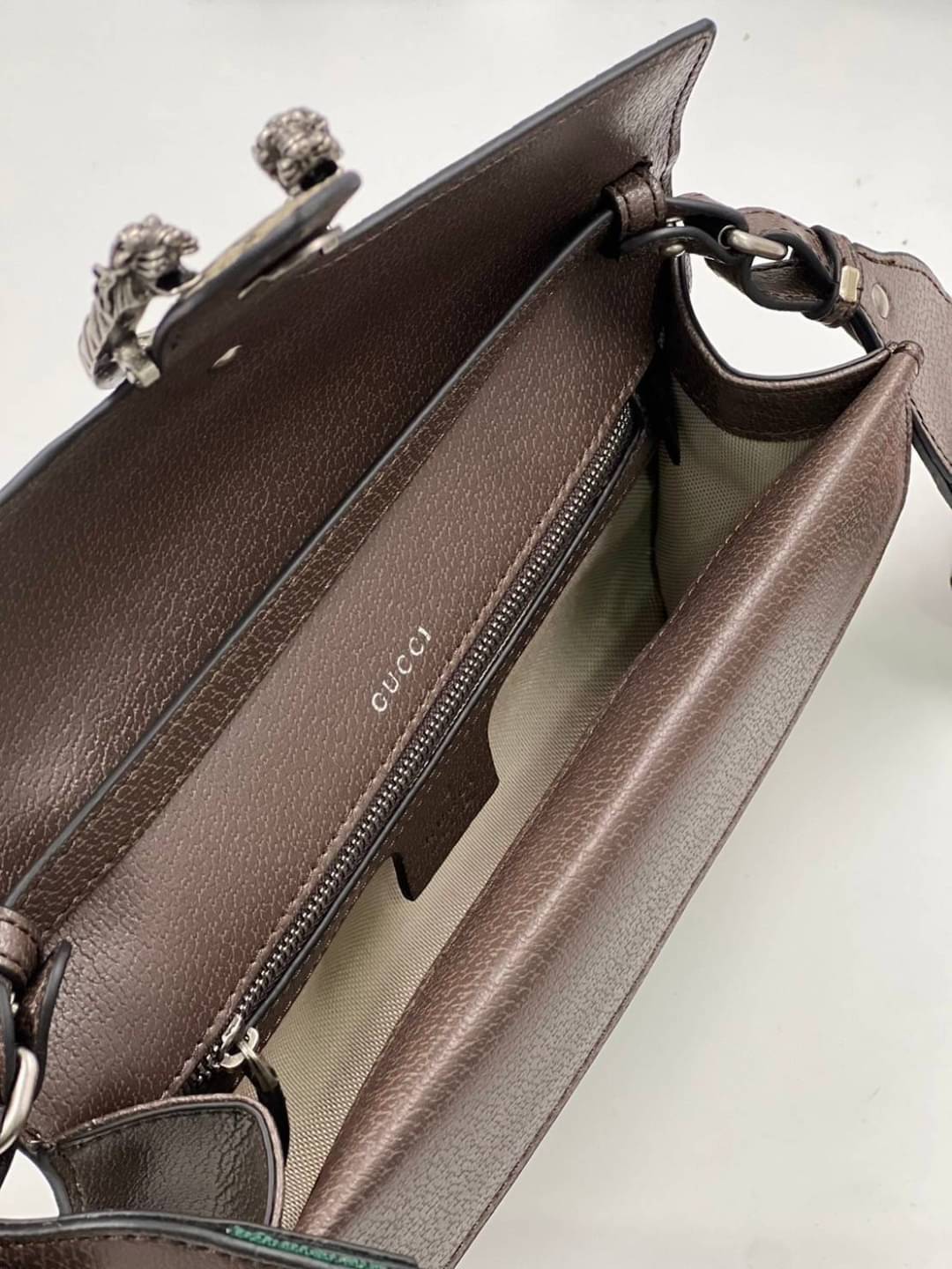 GUCCI Dionysus GG small shoulder bag ฮอตสุดไม่มีใครเกิน รุ่นใหม่ล่าสุดพร้อมสายสะพายสปอร์ต กับกระเป๋าสะพายรุ่นที่สาวๆต้องไม่พลาด!! ดึงดูดและสะกดสายตาด้วยอะไหล่ดีเทลหรู ทนทาน ดูแลรักษาง่าย ภายในสวยงาม และแบ่งสัดส่วนลงตัวมากๆ ใส่ของสำคัญได้สบาย พร้อมเสิร์ฟให