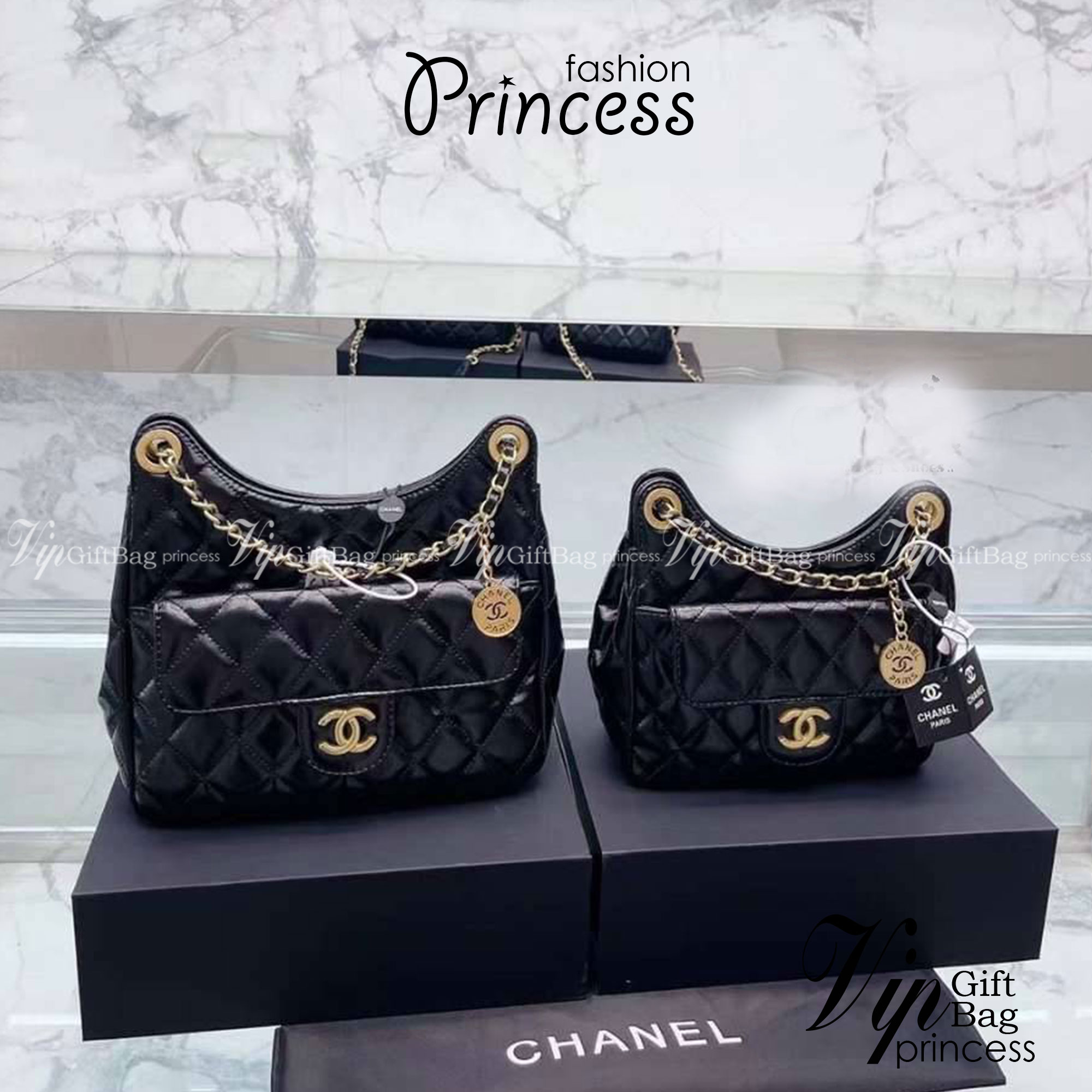 CHANEL SMALL HOBO BAG ใหม่ล่าสุดก่อนใคร กับคอลใหม่ลุคลูกคุณยอดฮิต Shiny Crumpled Calfskin & Gold-Tone Metal ตอบโจทย์ได้ทุกลุค ทุกไลฟ์สไตล์ ใช้งานได้ง่ายคล่องตัว กับกระเป๋าสะพายข้าง ปรับเปลี่ยนการใช้งานได้หลากหลาย ภายในเป็นช่องโล่ง สะพายไปเที่ยว ทำงาน ออกเ