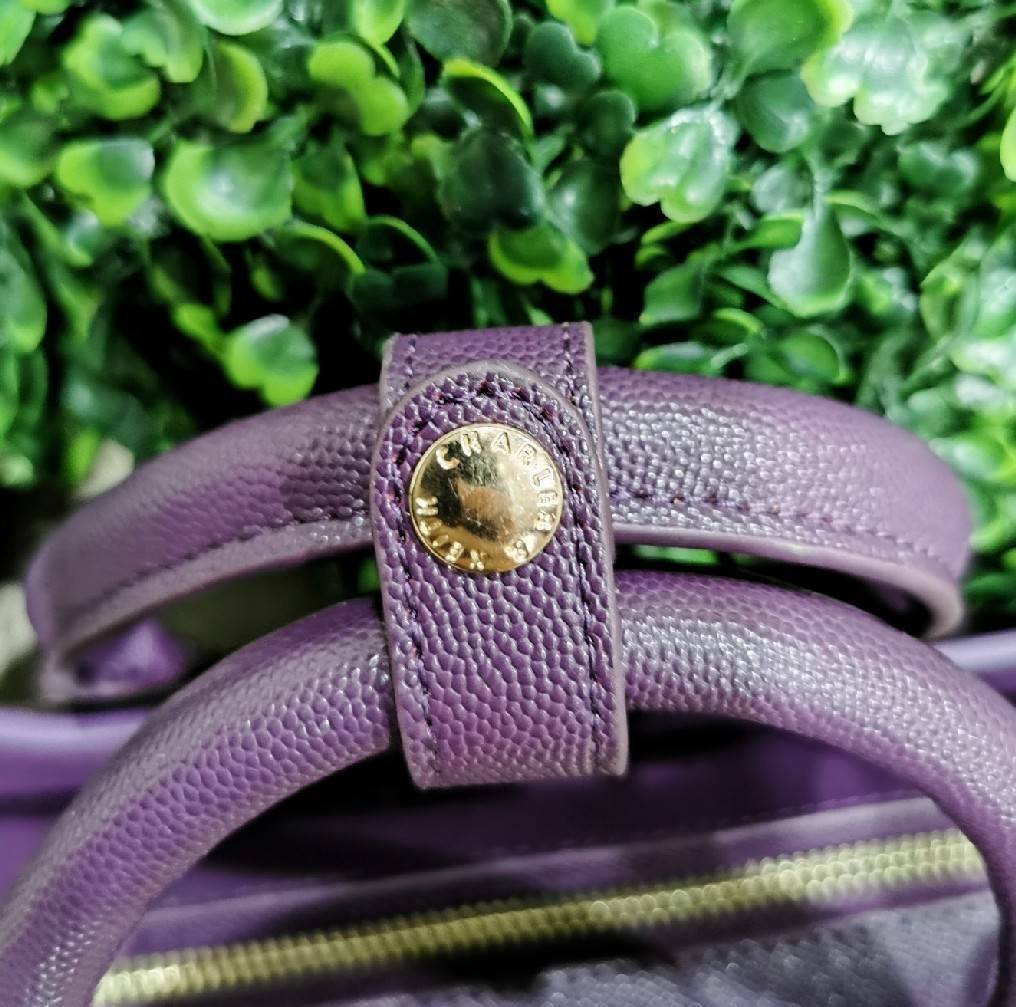 CHARLES & KEITH SAFFIANO TRAPEZE BAG กระเป๋าถือหรือสะพายรุ่นยอดนิยมดีไซน์สวยหรูวัสดุหนังคาเวียร์อยู่ทรง ด้านข้างเเต่งหนังช่องตัดดูมีดีเทล ด้านหน้ามีโลโก้ ด้านหลังมีช่องซิป เปิดปิดด้วยซิปหัวซิปแบรนด์ หูจับเเข็งแรง พับลงได้ พร้อมสายสะพายหนังปรับระดับได้ถอดไ