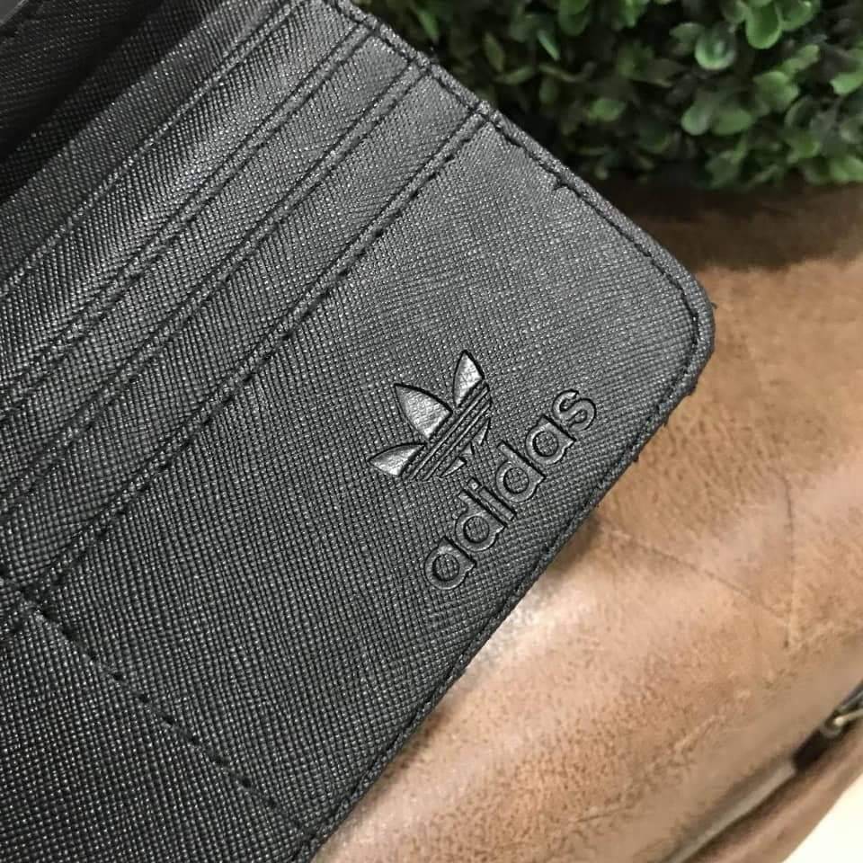 ADIDAS 3D WALLET Y2018 กระเป๋าสตางค์คอลเลคชั่นใหม่ดีไซน์สุดฮิต สไตล์ ISSEY MIYAKE ด้านหน้ามีโลโก้แบรนด์ เปิดปิดด้วยฝาปิด ภายในมีช่องใส่รูป ช่องใส่ธนบัตร, บัตร และช่องซิปใส่เหรียญ Don't miss!