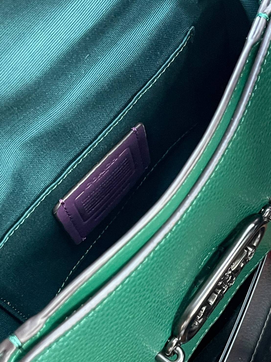 COACH JADE SADDLE BAG 91084 จุดเด่นคือ การออกแบบให้กระเป๋าเป็นรูปทรงที่โค้งมนตามสไตล์โฮโบ (Hobo Style) ผสมผสานกับความสวยงามของโลโก้ด้านหน้าอันเป็นเอกลักษณ์ สายสะพายข้างที่สามารถปรับระดับได้ สวยสะดุดตา ดูแลง่าย นอกจากนี้ คุณยังสามารถนำไป Mix & Match กับการ